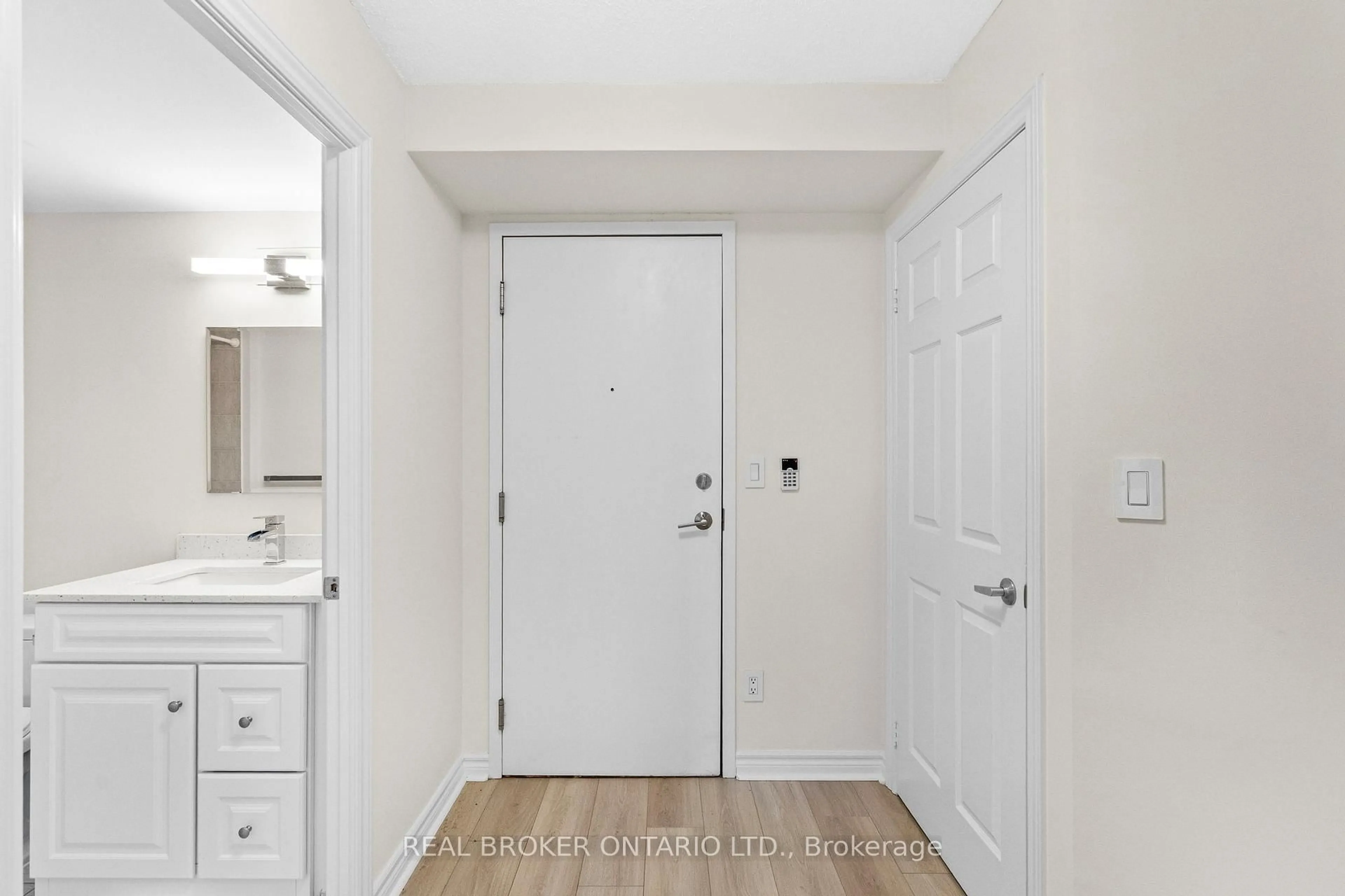 Indoor entryway for 3888 Duke Of York Blvd #2530, Mississauga Ontario L5B 4P5