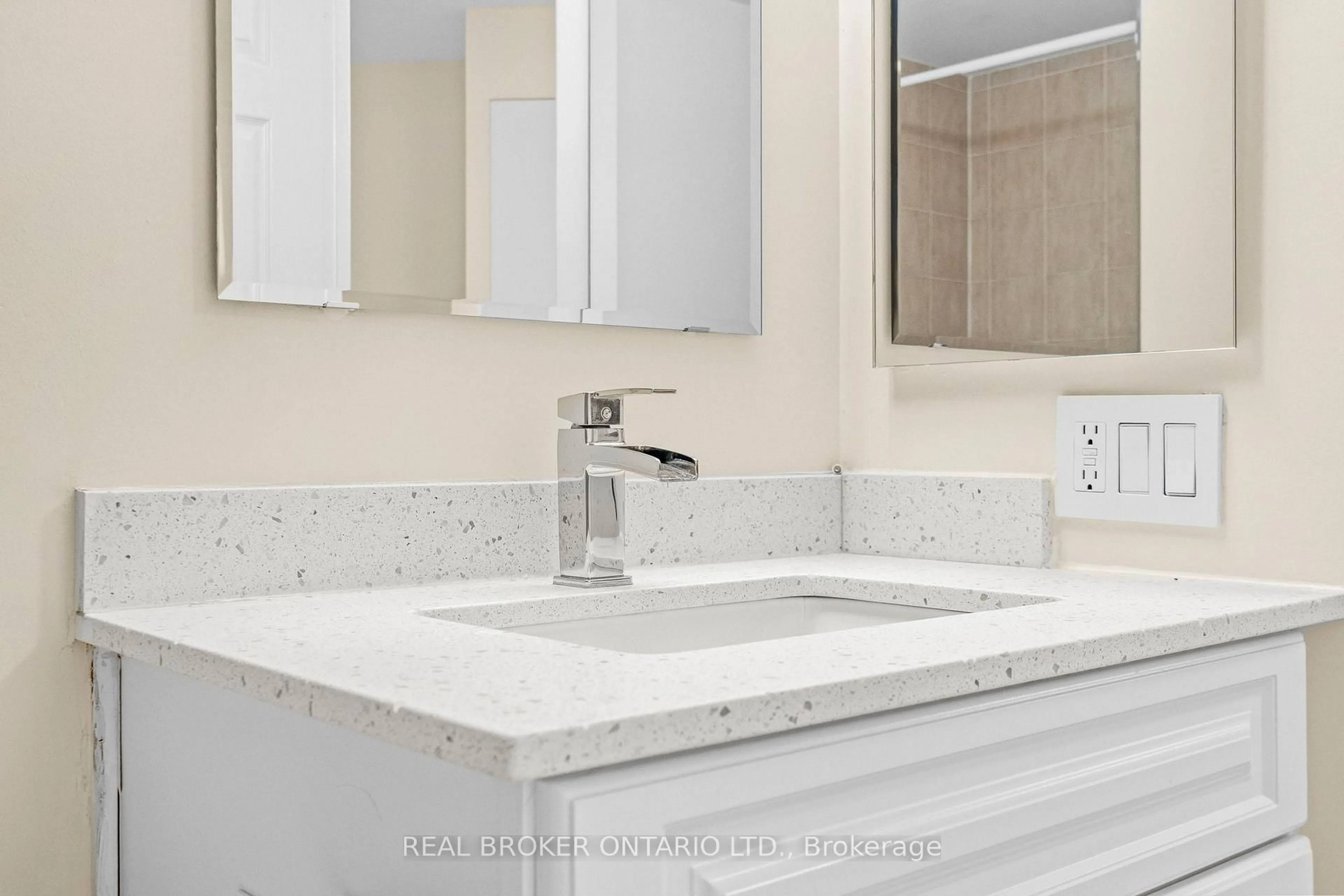 Contemporary bathroom, ceramic/tile floor for 3888 Duke Of York Blvd #2530, Mississauga Ontario L5B 4P5