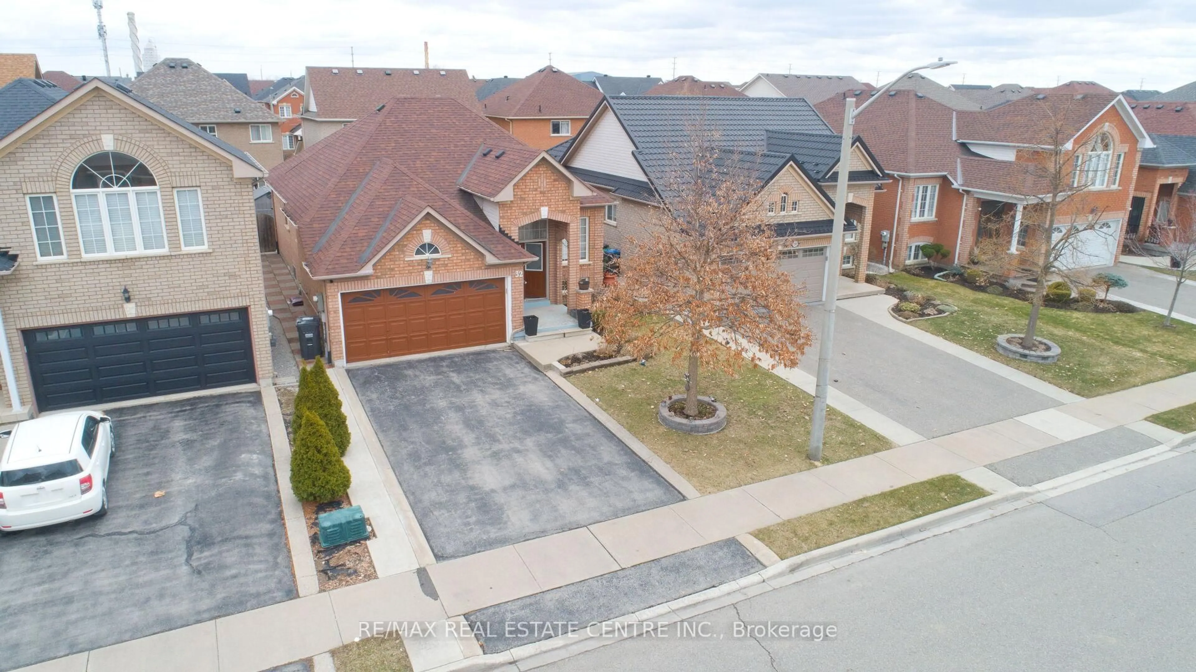 A pic from outside/outdoor area/front of a property/back of a property/a pic from drone, street for 32 Pappain Cres, Brampton Ontario L7A 3J8
