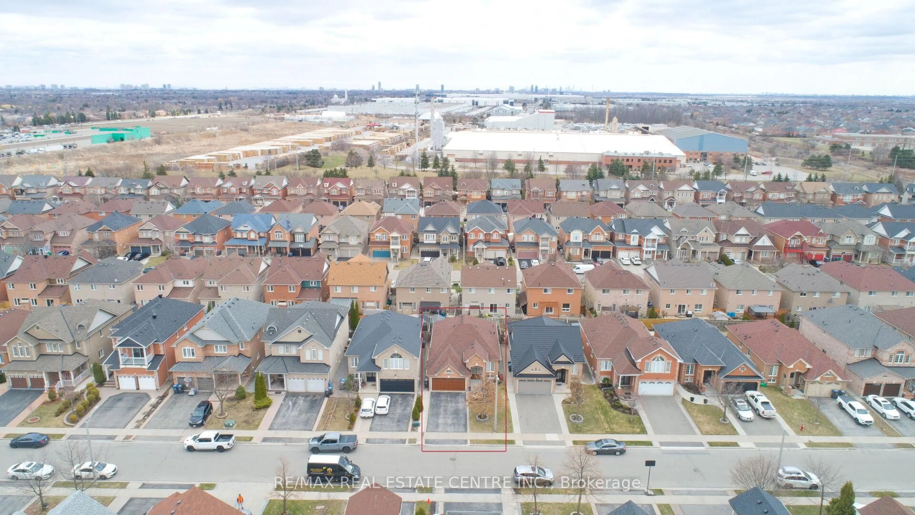 A pic from outside/outdoor area/front of a property/back of a property/a pic from drone, unknown for 32 Pappain Cres, Brampton Ontario L7A 3J8