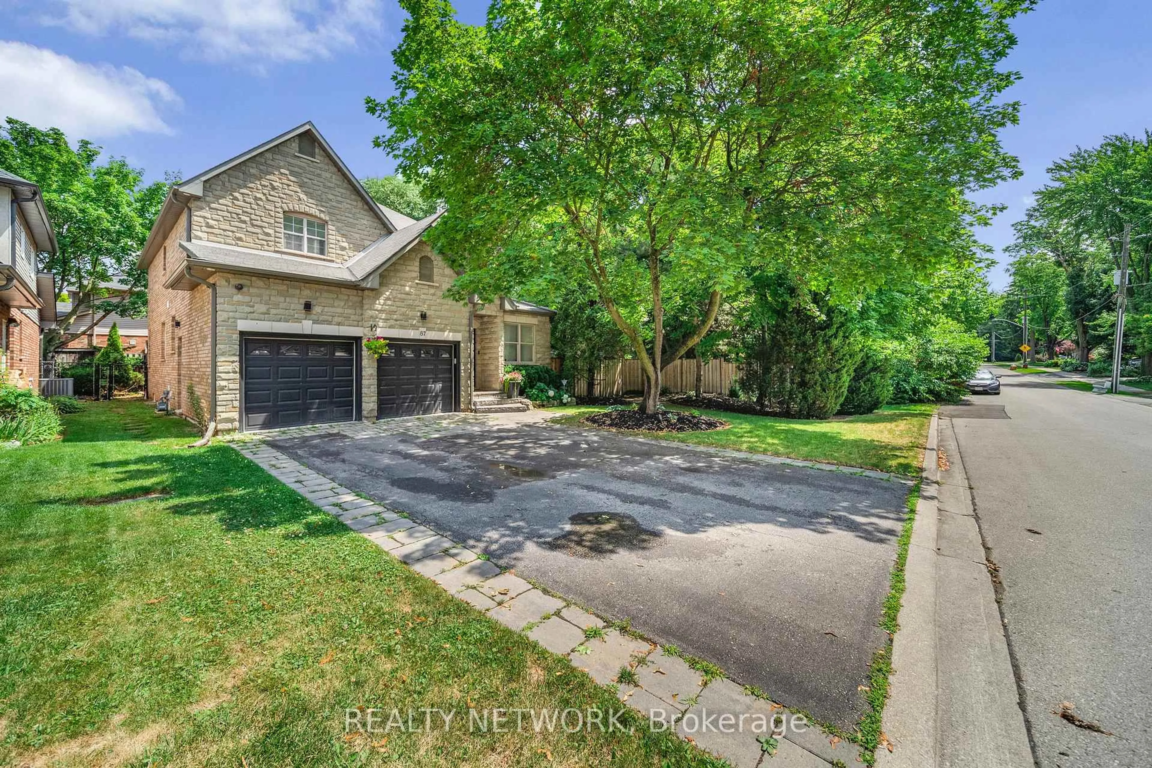 A pic from outside/outdoor area/front of a property/back of a property/a pic from drone, street for 87 Mississaga St, Oakville Ontario L6L 3A5