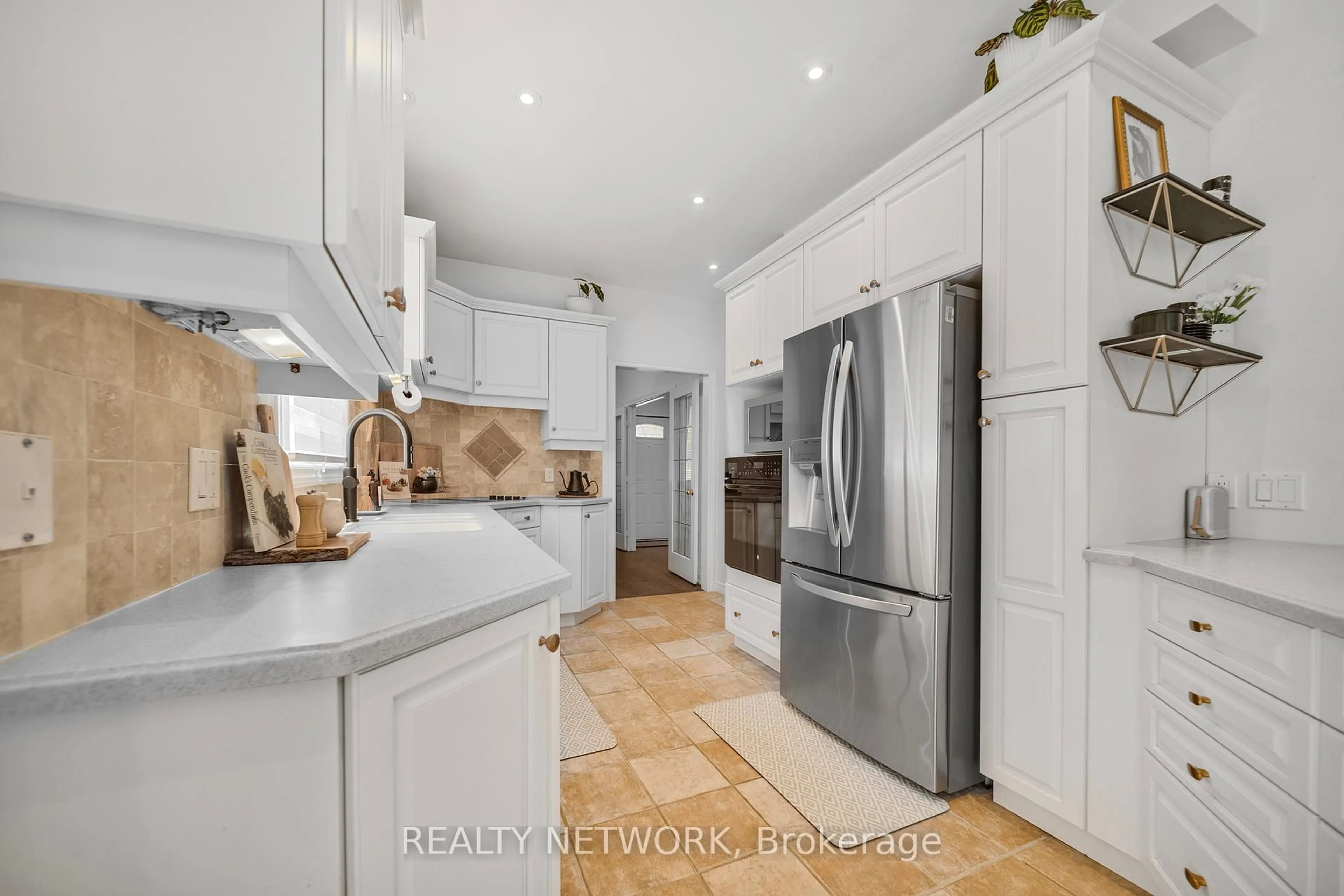 Open concept kitchen, ceramic/tile floor for 87 Mississaga St, Oakville Ontario L6L 3A5