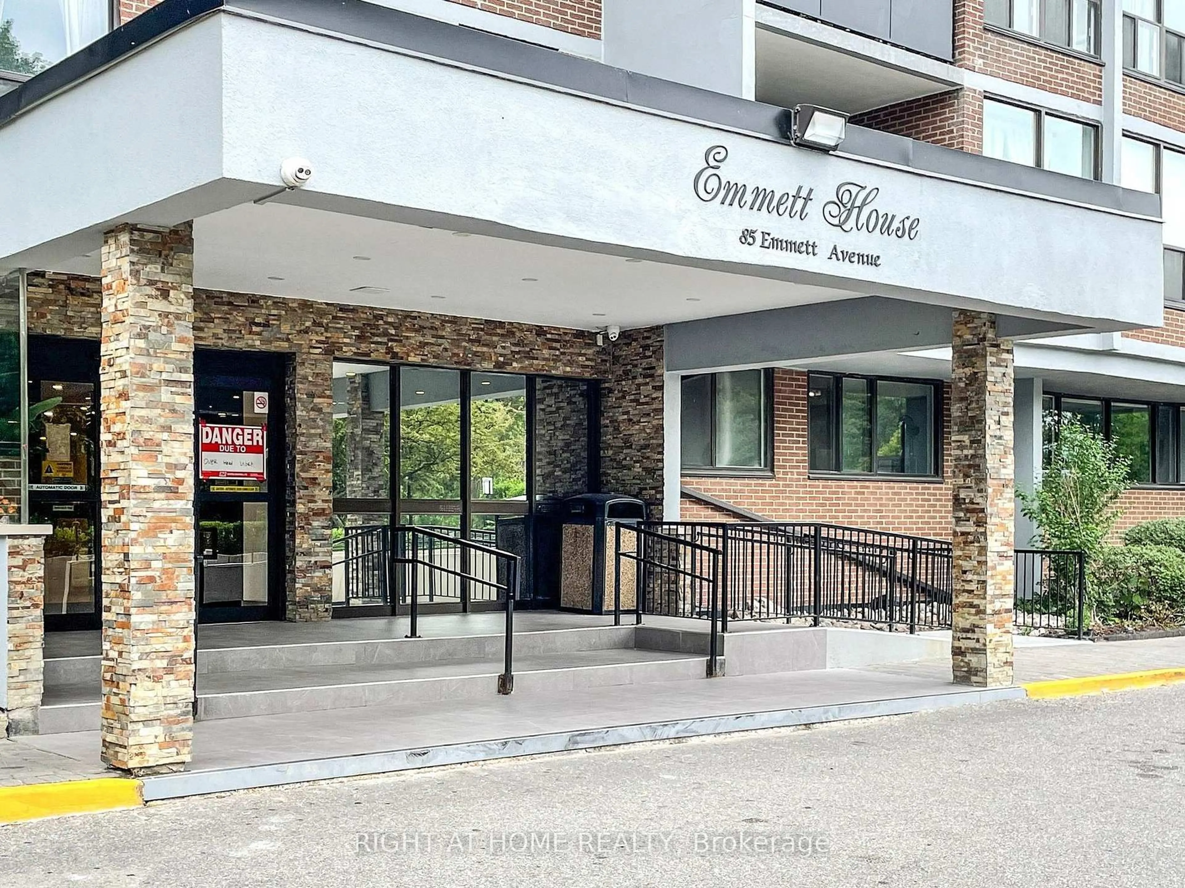 Indoor foyer for 85 Emmett Ave #2303, Toronto Ontario M6M 5A2