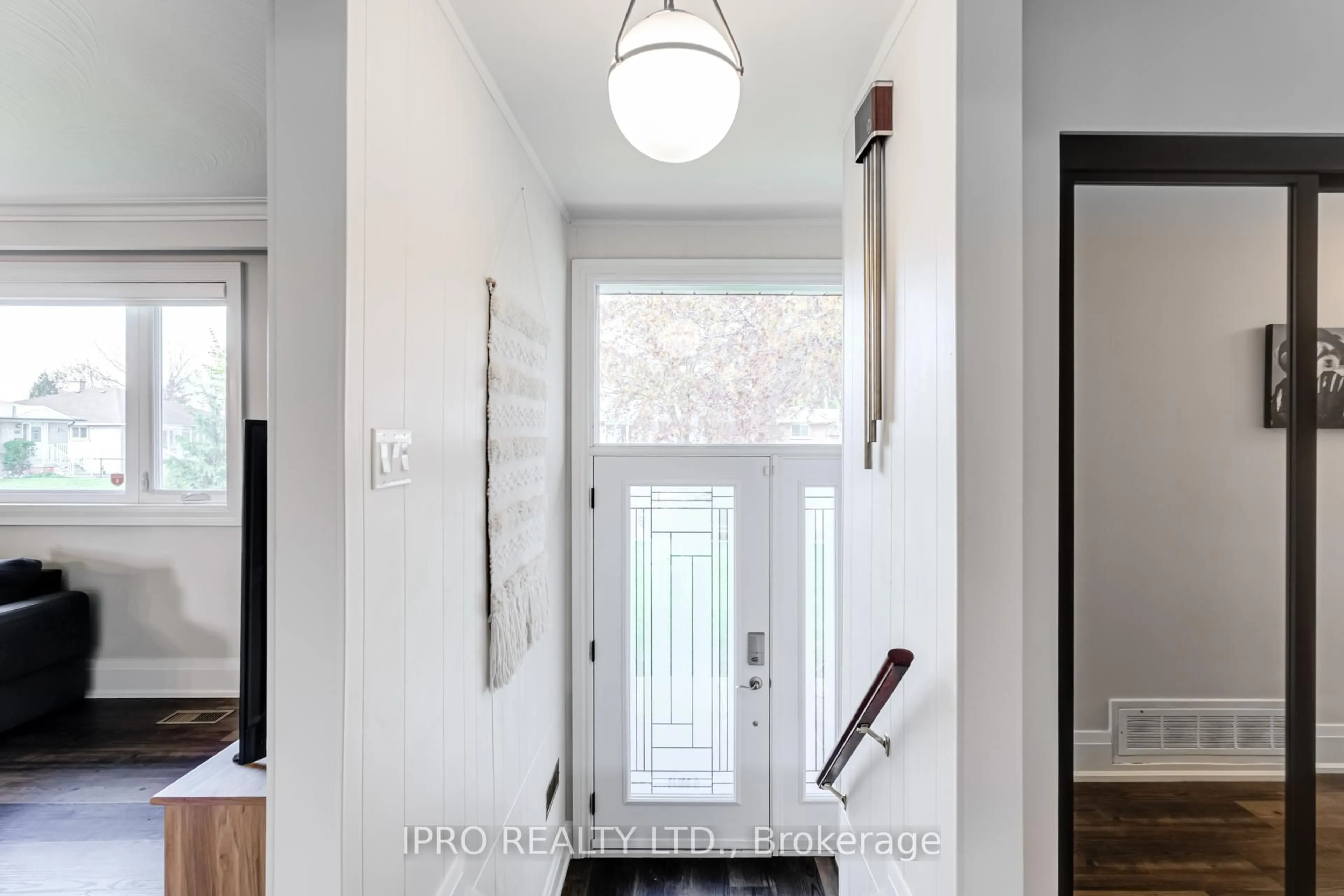 Indoor entryway for 43 Sherwood Cres, Brampton Ontario L6X 2C9
