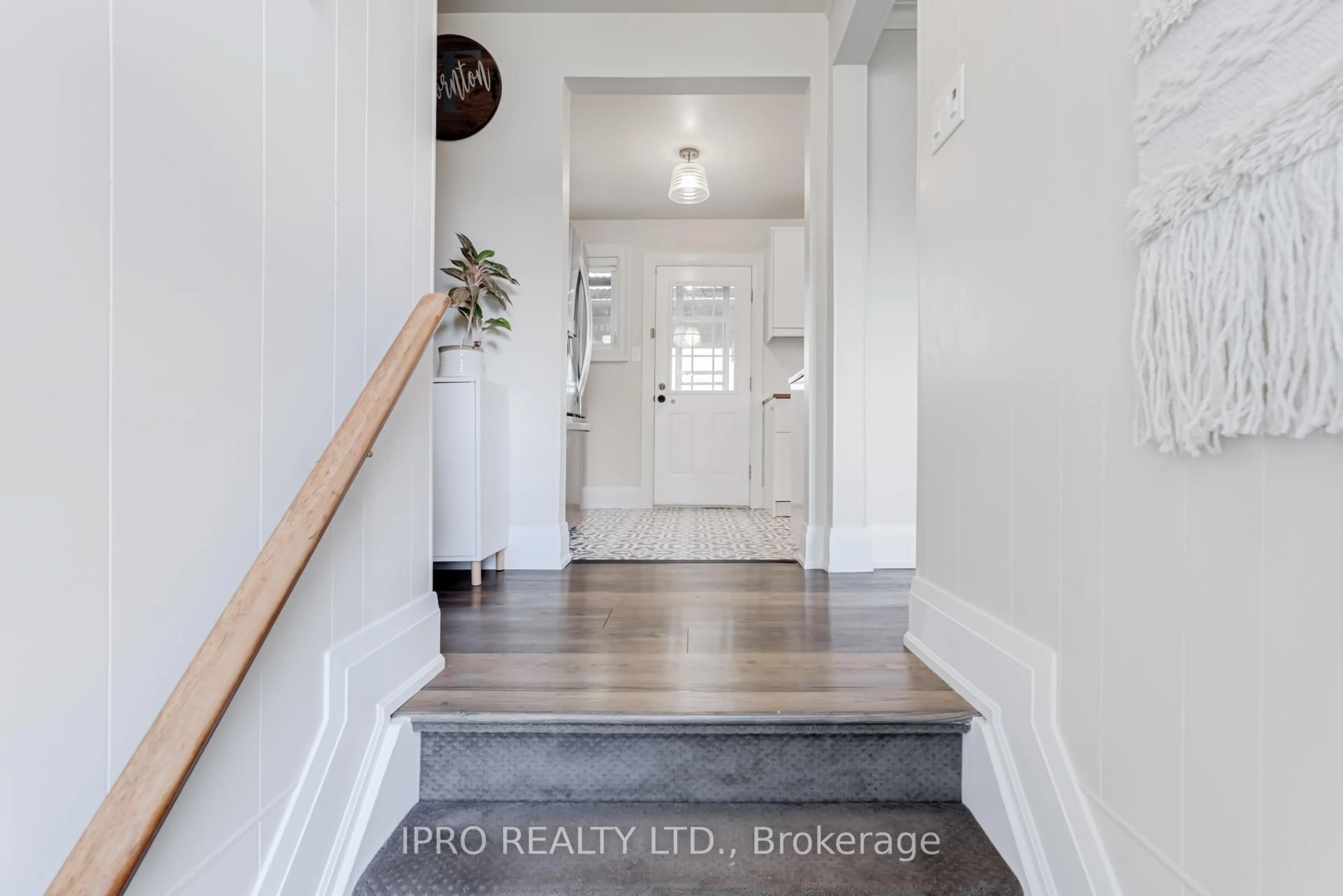 Indoor entryway for 43 Sherwood Cres, Brampton Ontario L6X 2C9