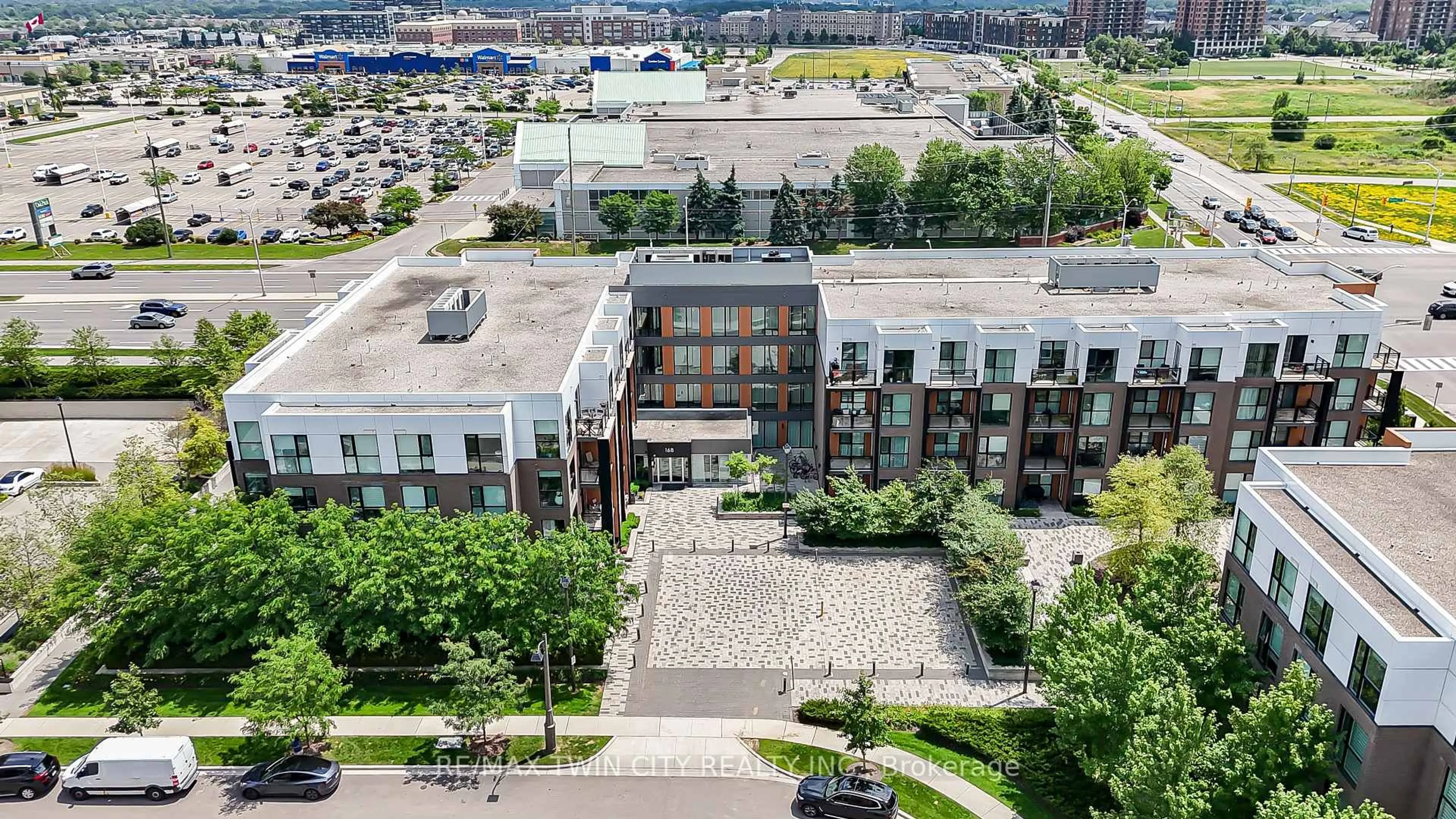 A pic from outside/outdoor area/front of a property/back of a property/a pic from drone, city buildings view from balcony for 168 SABINA Dr #214, Oakville Ontario L6W 0W5