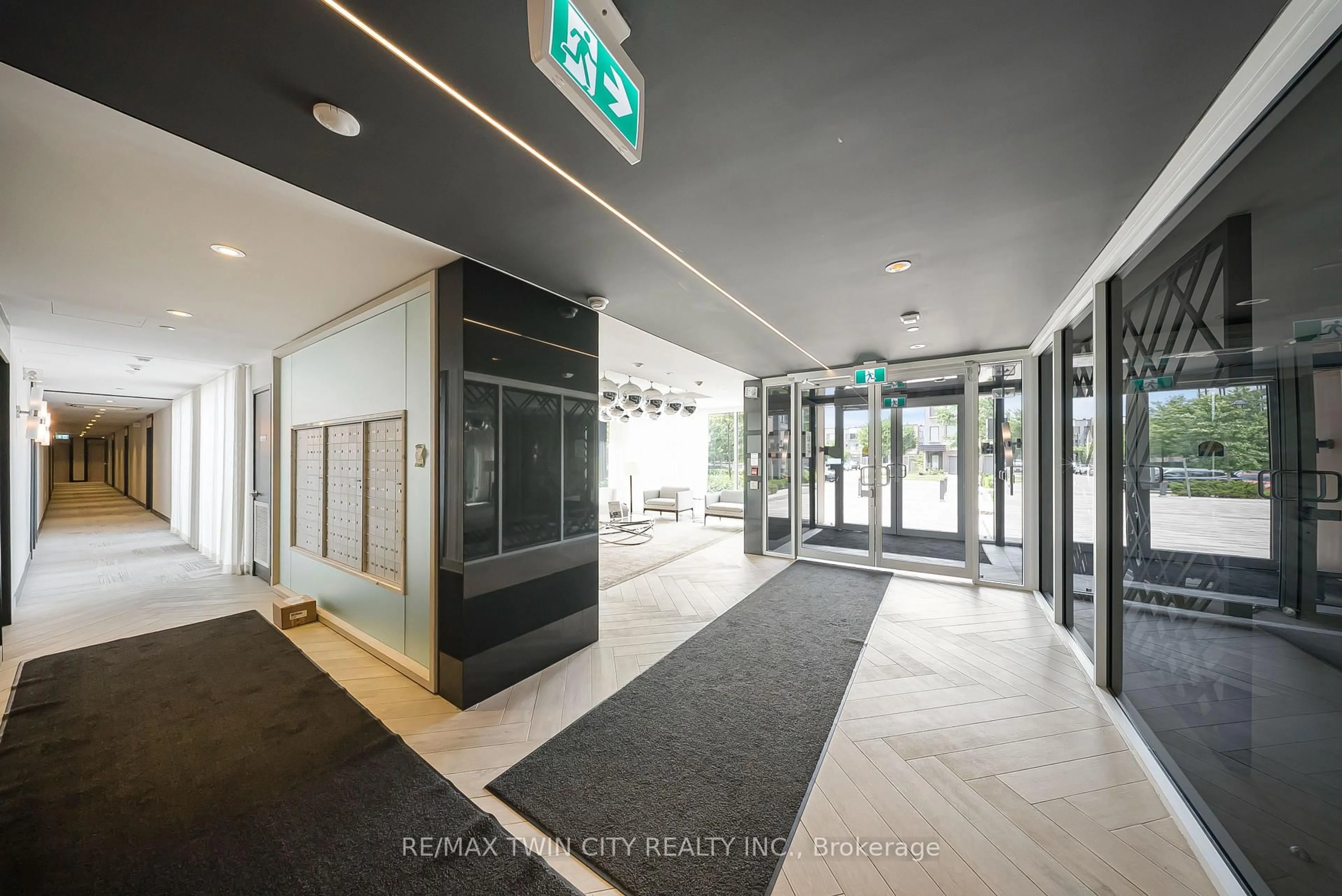 Indoor foyer for 168 SABINA Dr #214, Oakville Ontario L6W 0W5