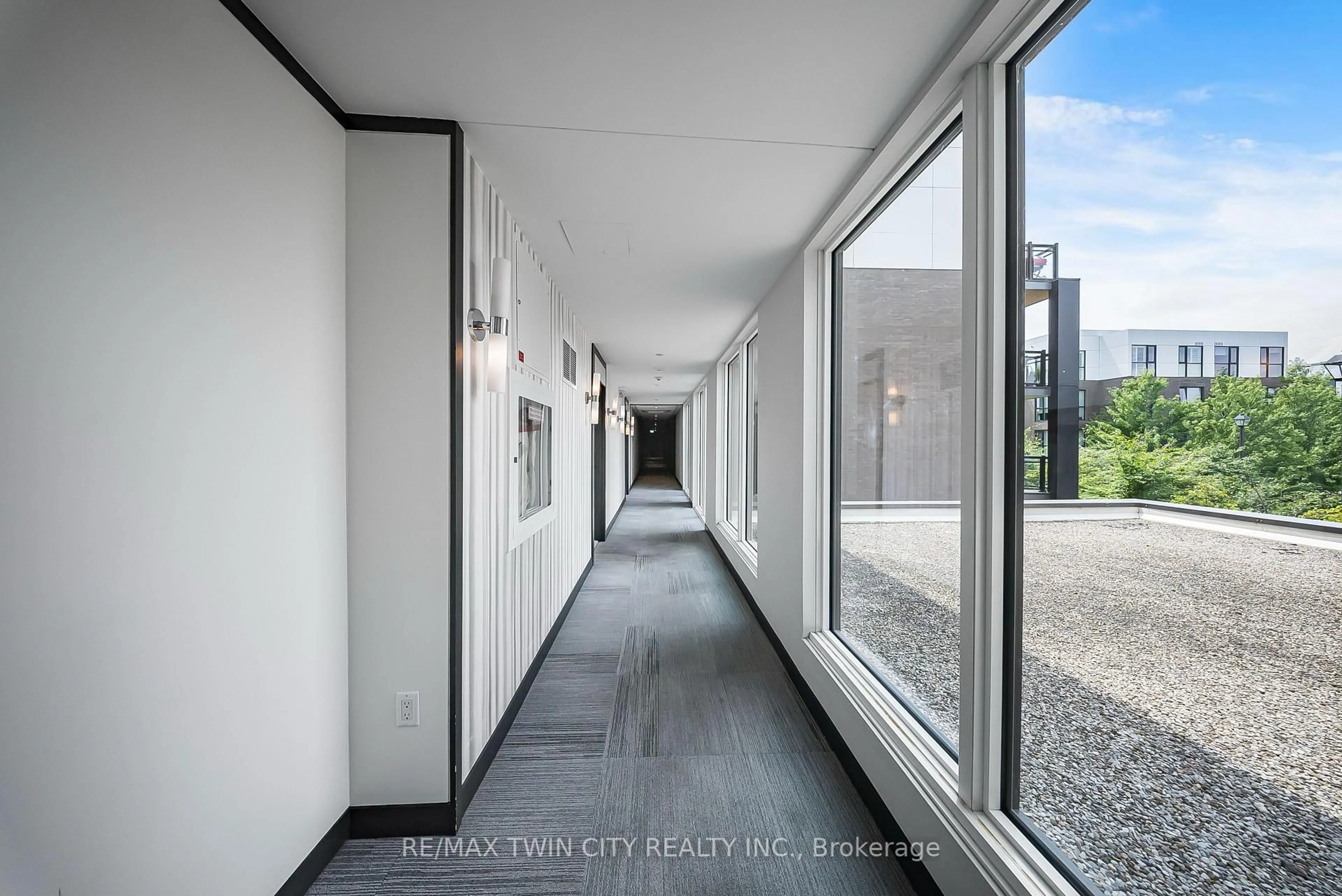 Indoor foyer for 168 SABINA Dr #214, Oakville Ontario L6W 0W5