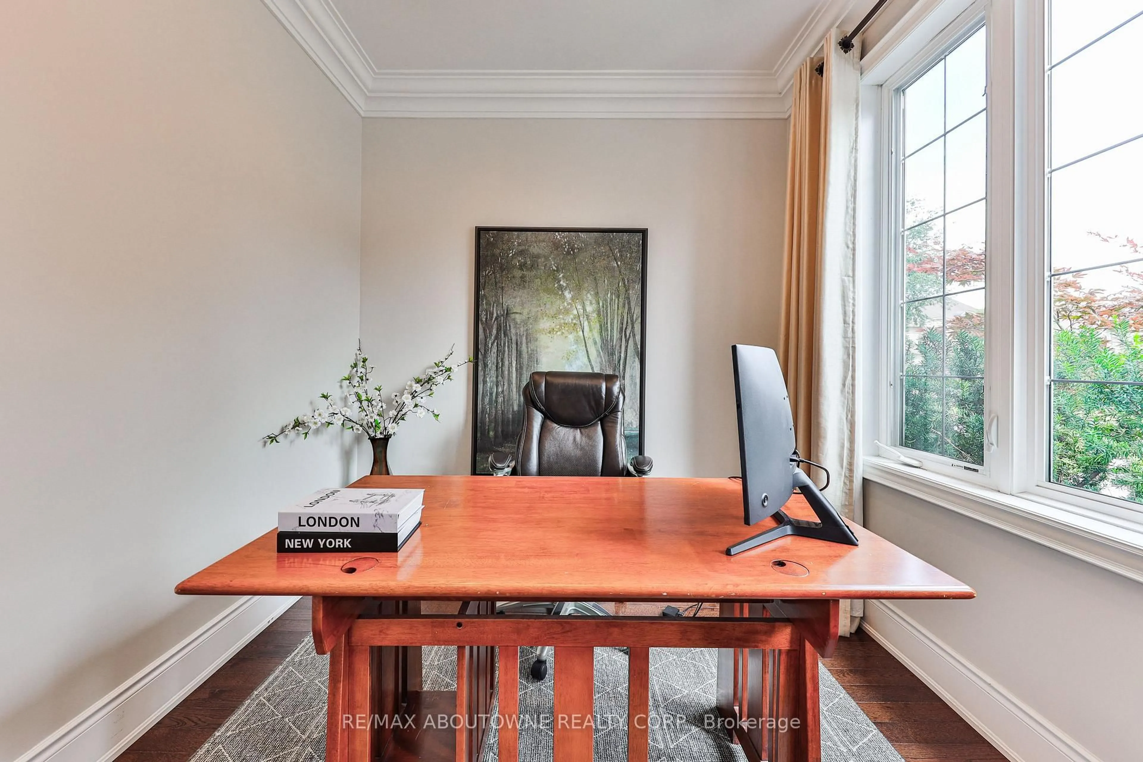 A pic of a room for 526 Hidden Tr, Oakville Ontario L6M 0N3