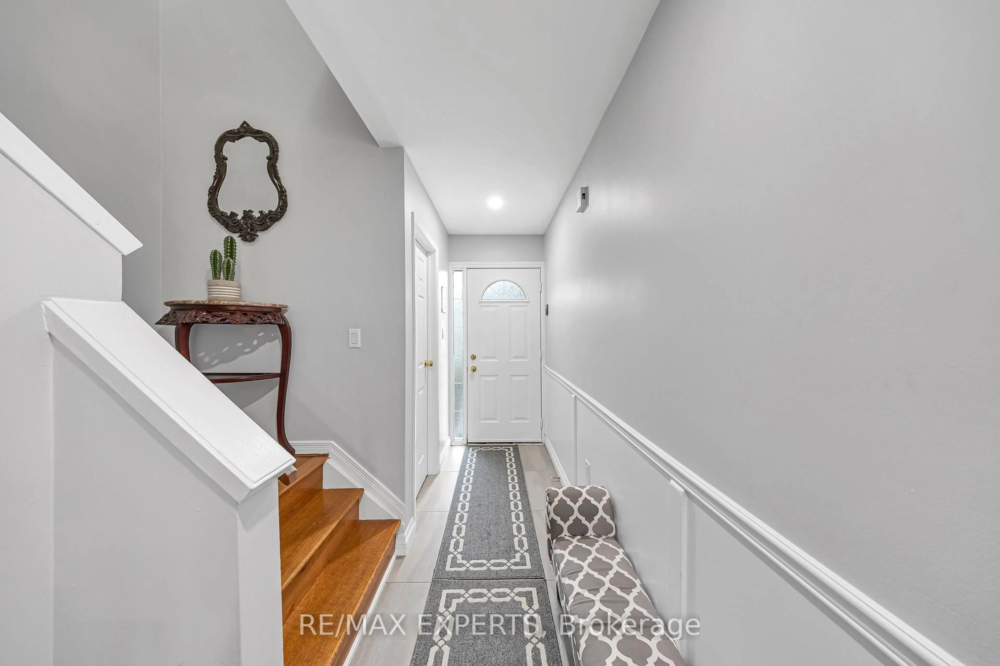 Indoor entryway for 2676 Folkway Dr #55, Mississauga Ontario L5L 2G5