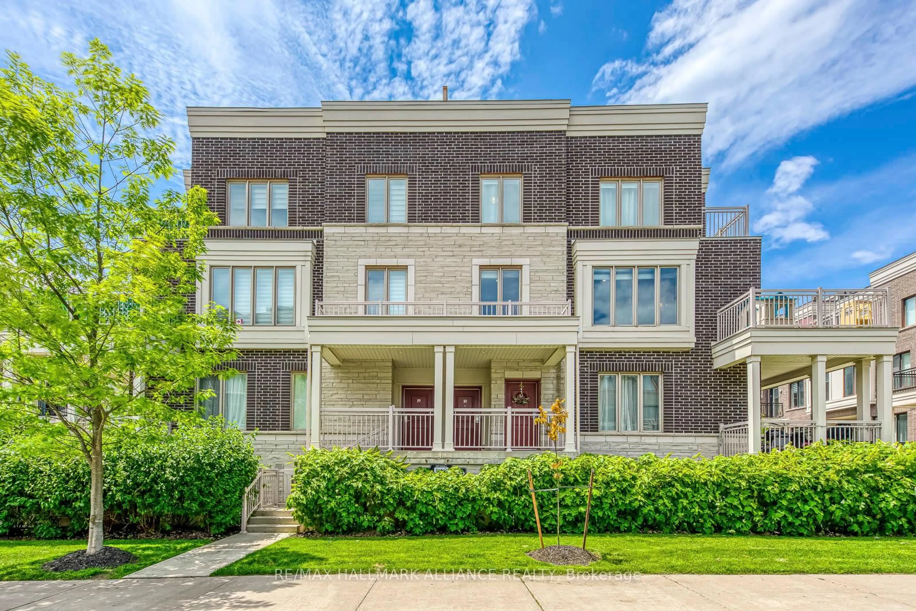 Home with brick exterior material, building for 140 Long Branch Ave #18, Toronto Ontario M8W 0B1