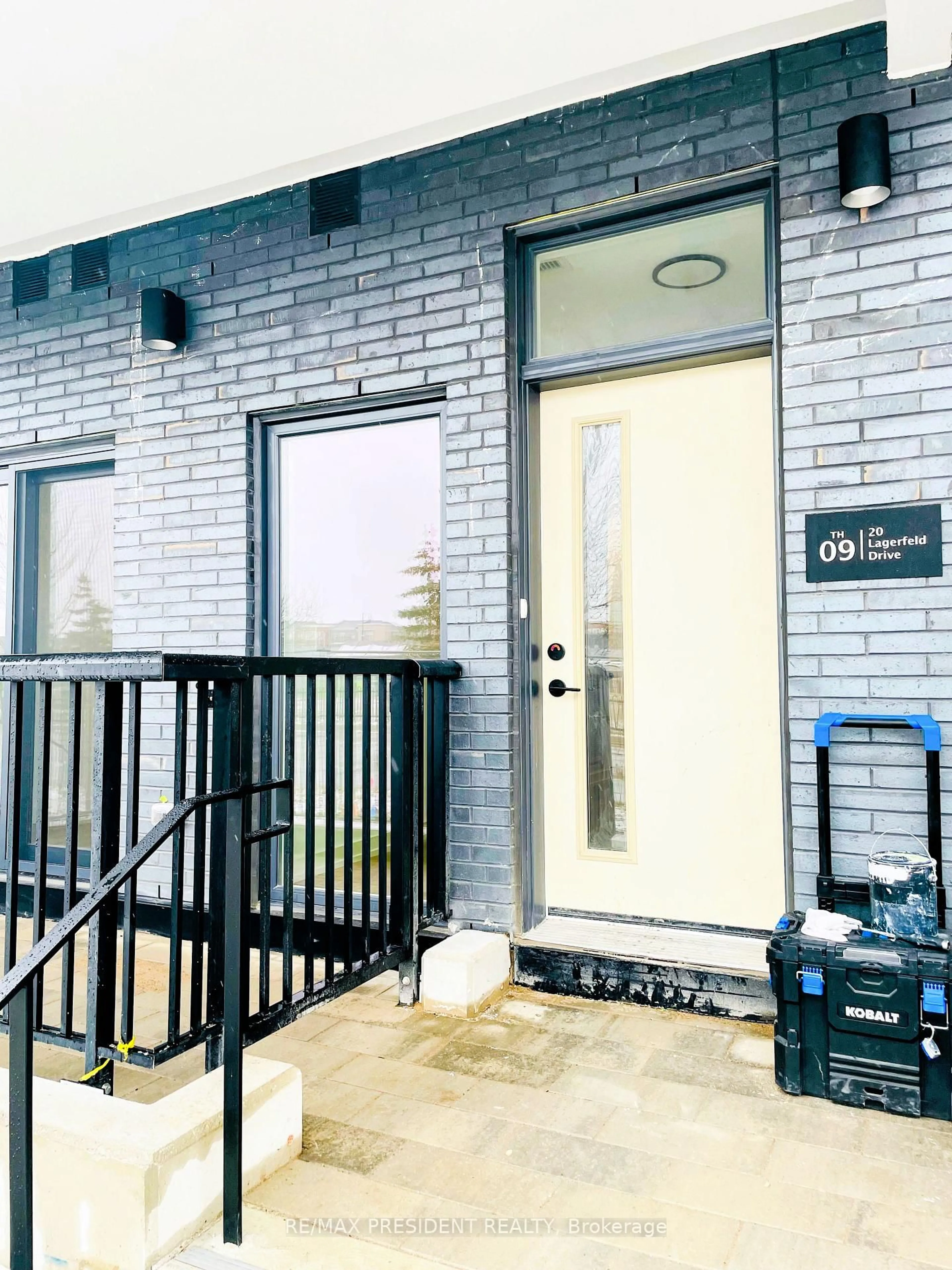 Indoor entryway for 20 Lagerfeld Dr #9, Brampton Ontario L7A 5L4