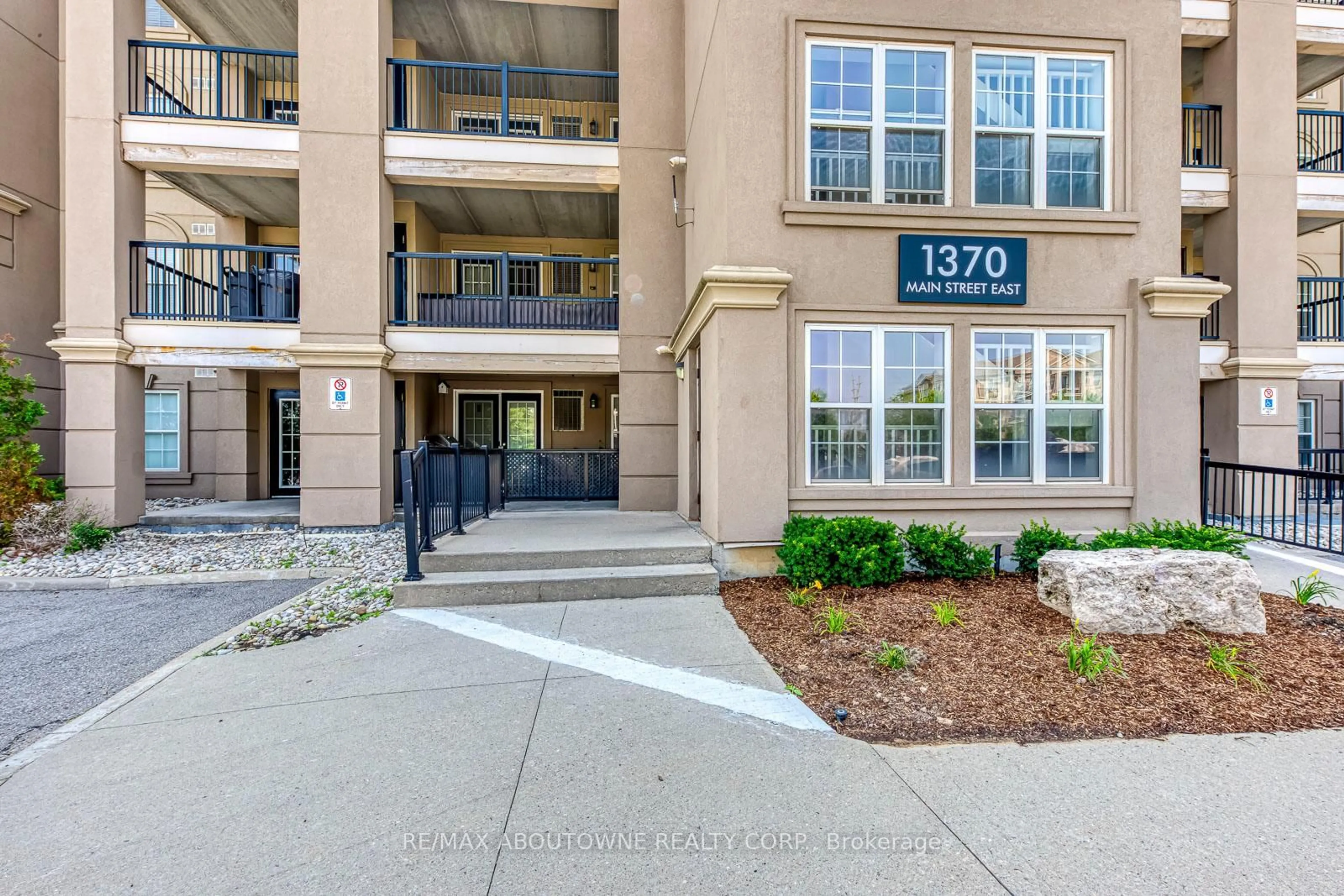 Indoor foyer for 1370 Main St #312, Milton Ontario L9T 7S8