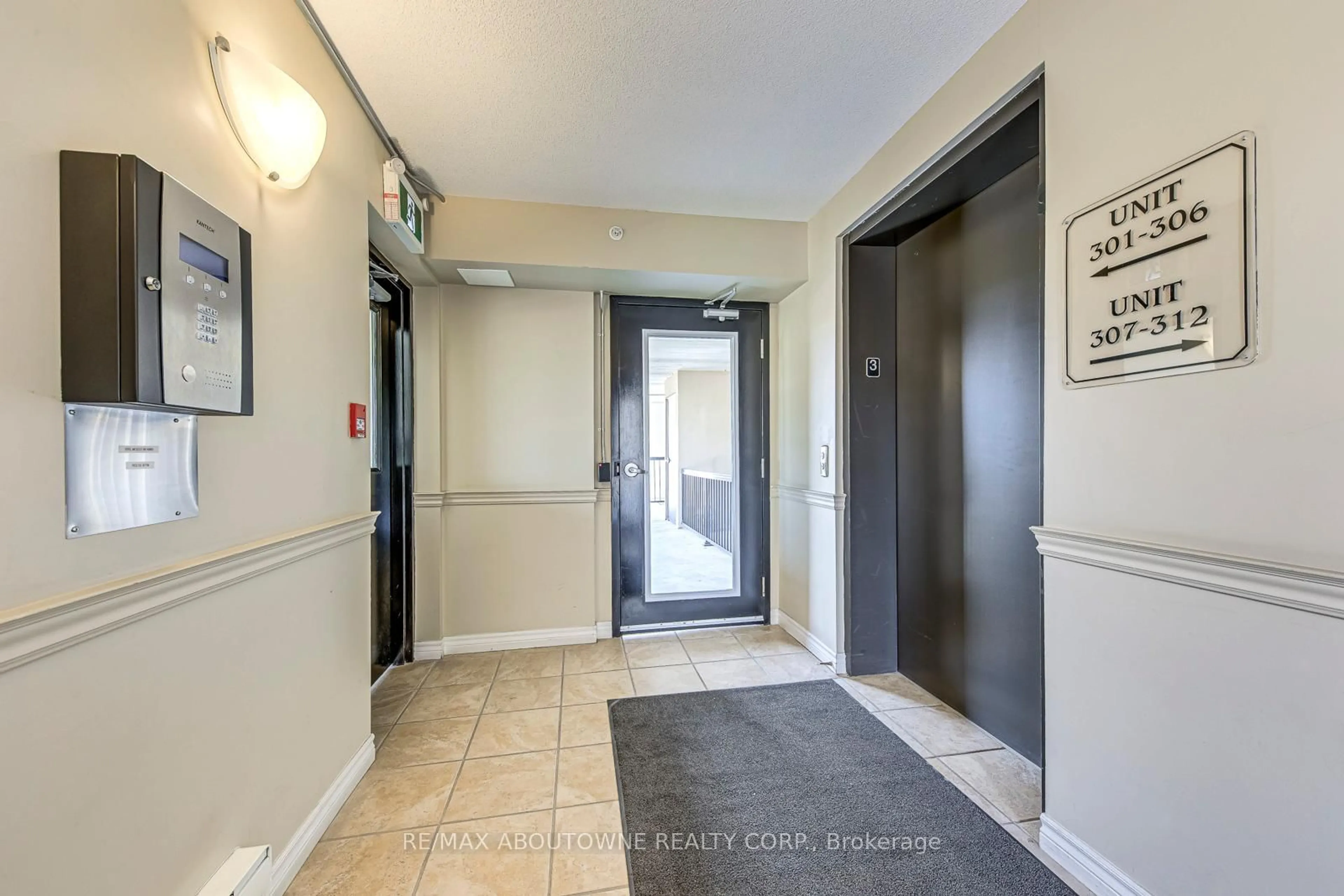Indoor foyer for 1370 Main St #312, Milton Ontario L9T 7S8