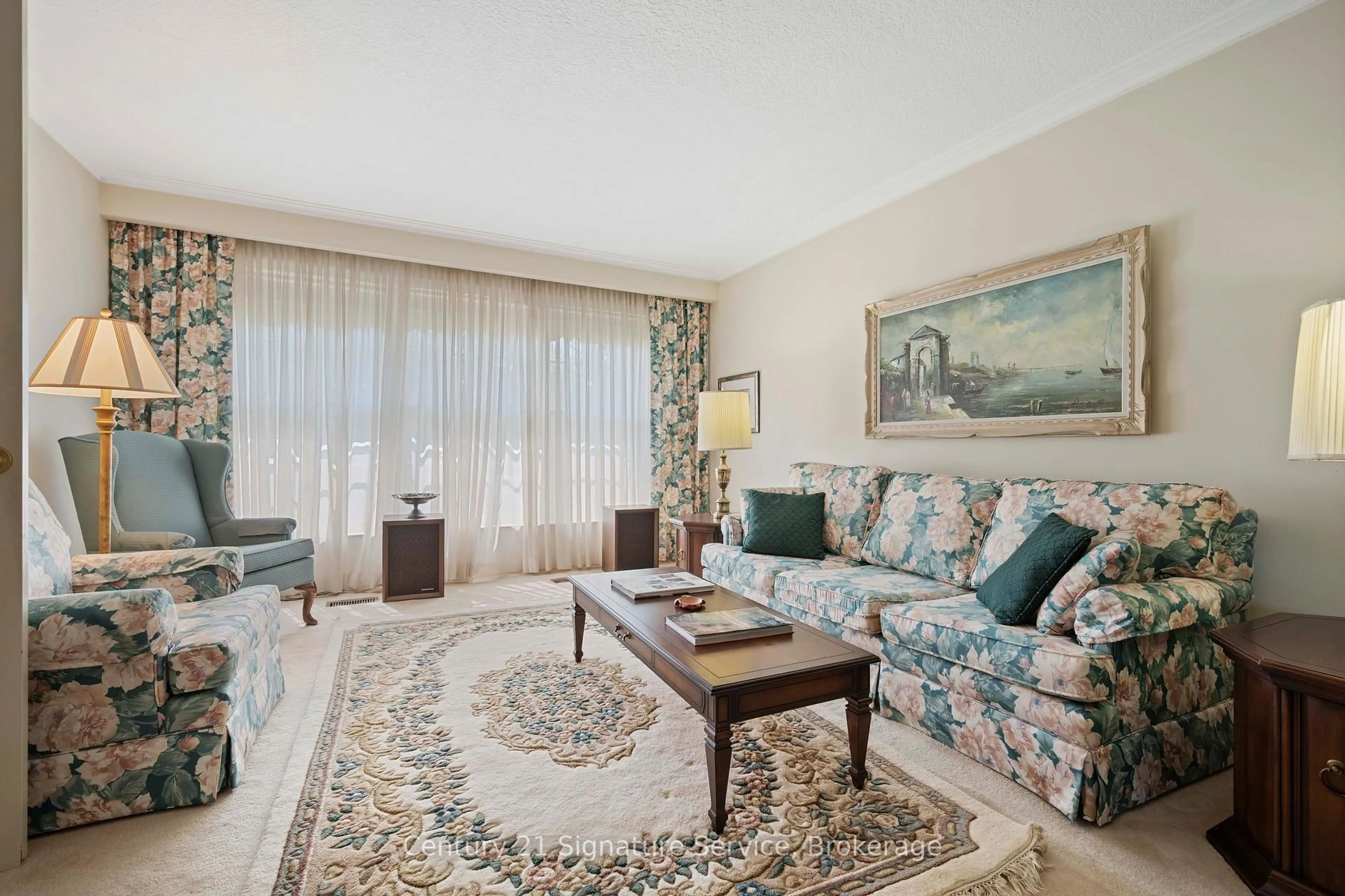 Living room with furniture, carpet floor for 1447 Venta Ave, Mississauga Ontario L4X 1C9