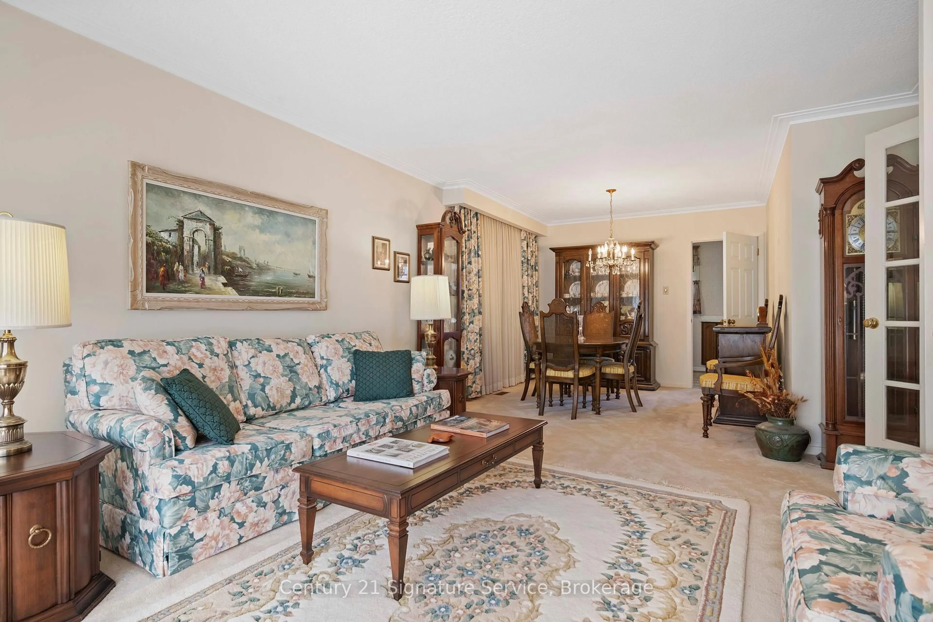 Living room with furniture, carpet floor for 1447 Venta Ave, Mississauga Ontario L4X 1C9
