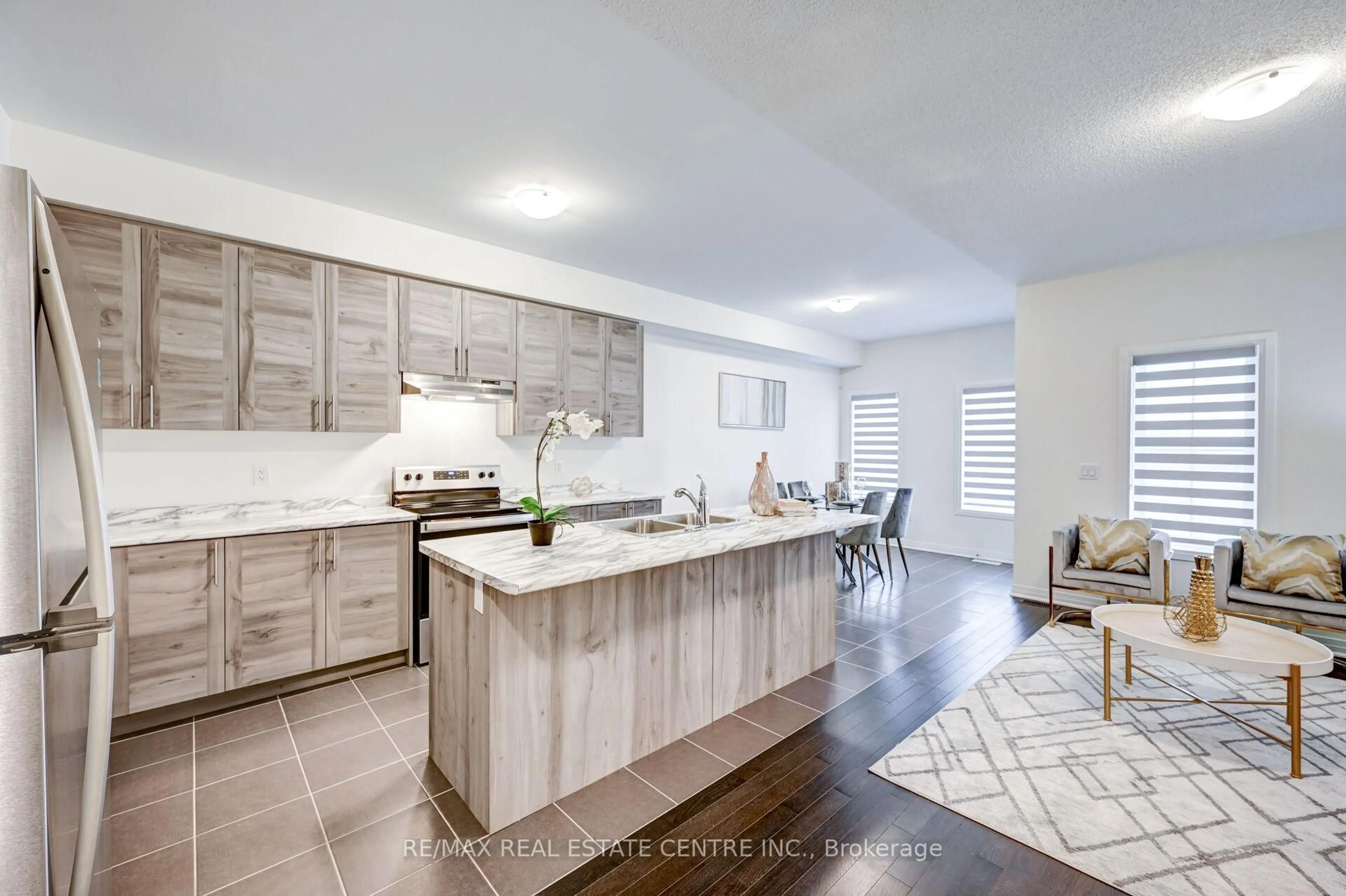 Open concept kitchen, ceramic/tile floor for 9 Brixham Lane, Brampton Ontario L7A 5K2
