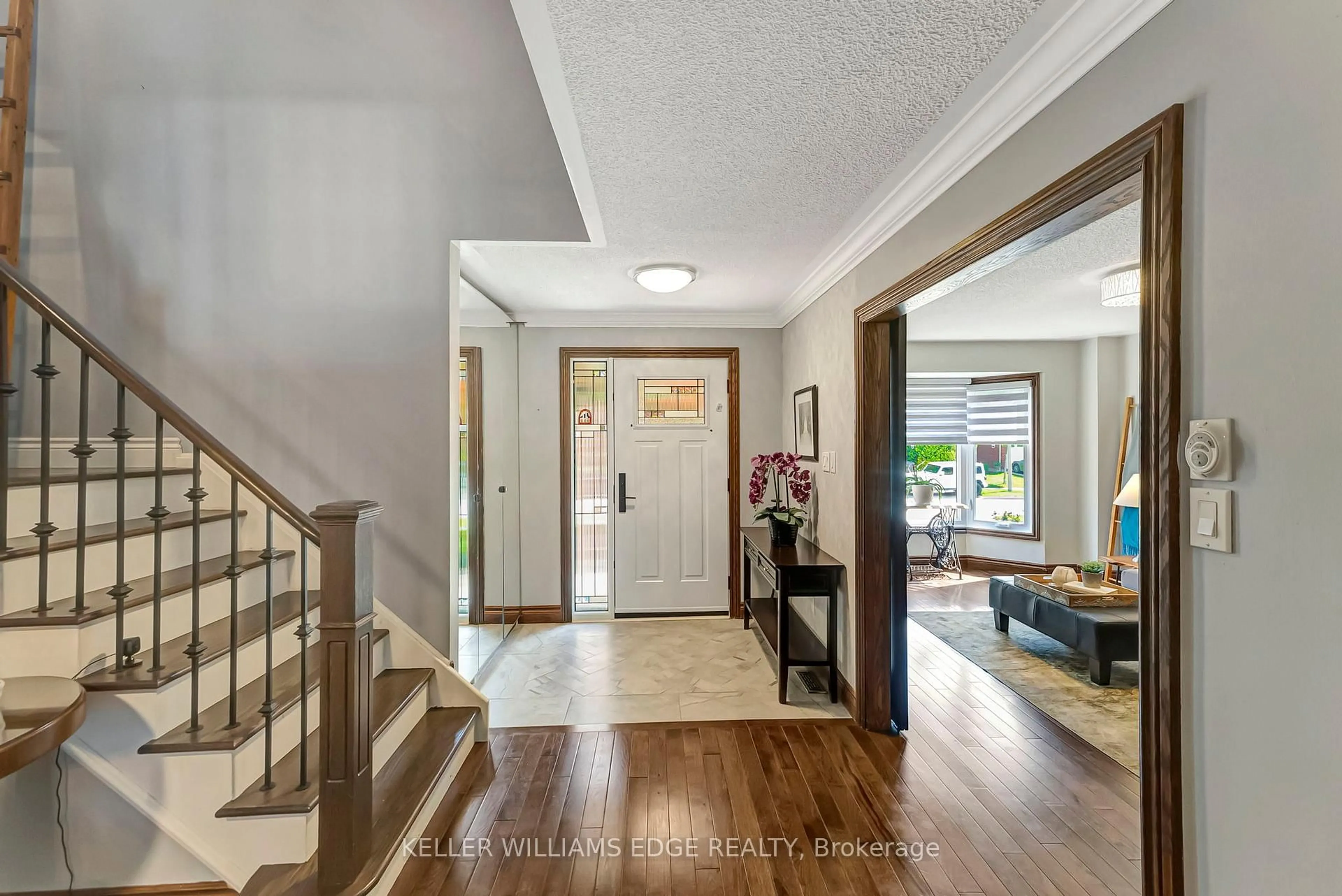Indoor entryway for 2024 Markle Dr, Oakville Ontario L6H 3T3