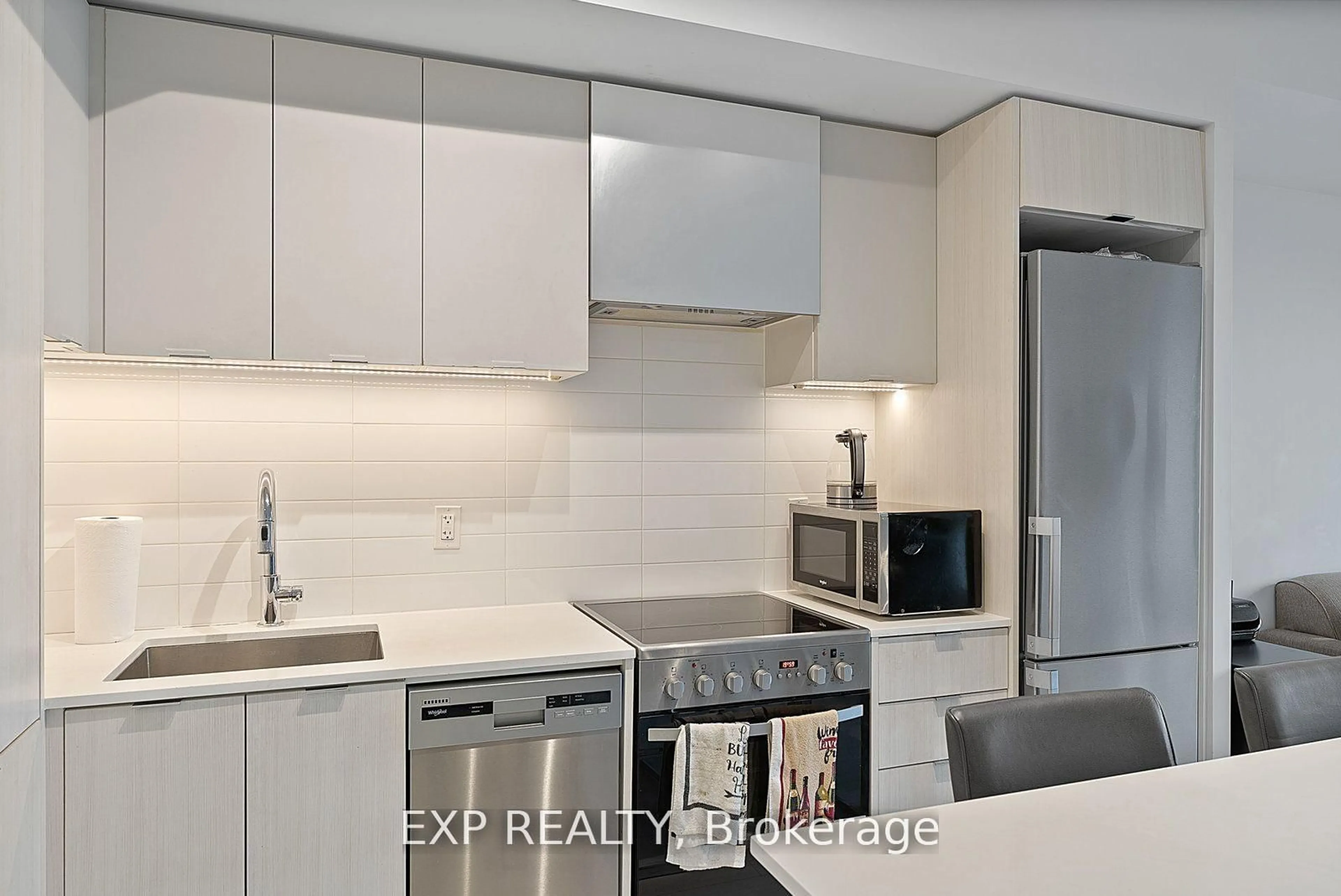 Standard kitchen, ceramic/tile floor for 26 Gibbs Rd #630, Toronto Ontario M9B 0E3
