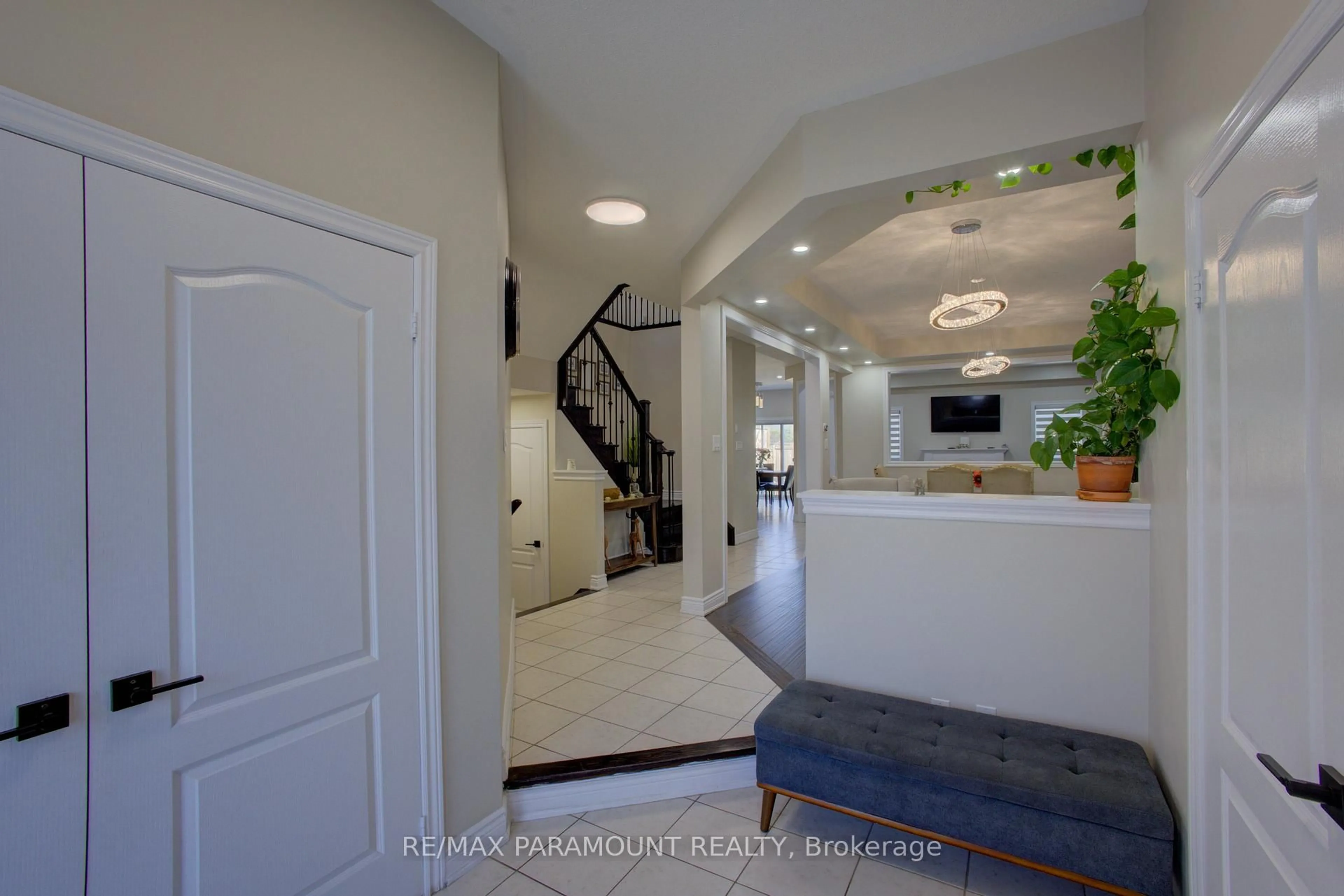Indoor entryway for 14 Paula Crt, Orangeville Ontario L9W 5V1