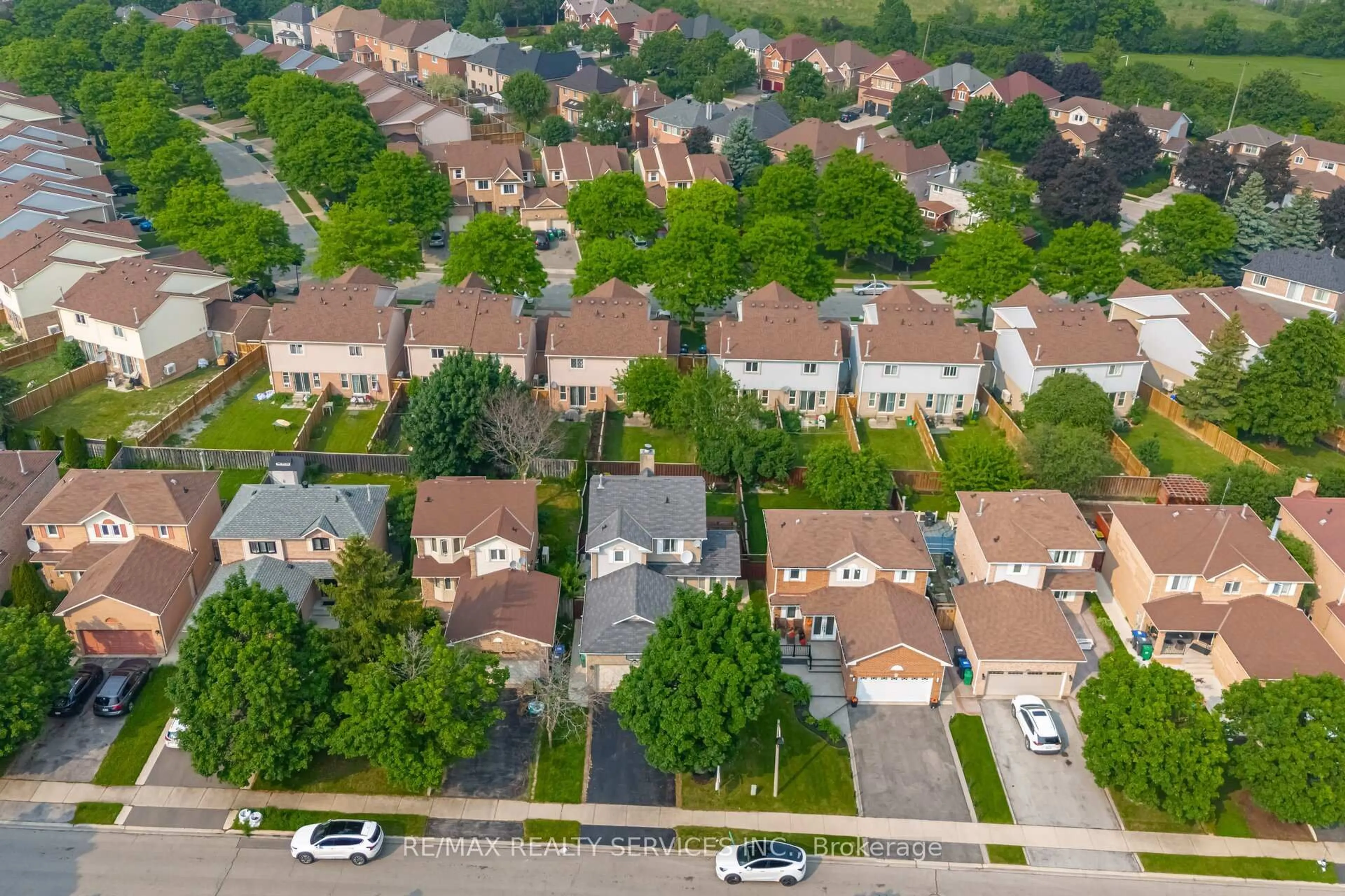 A pic from outside/outdoor area/front of a property/back of a property/a pic from drone, street for 16 Vivians Cres, Brampton Ontario L6Y 4T9