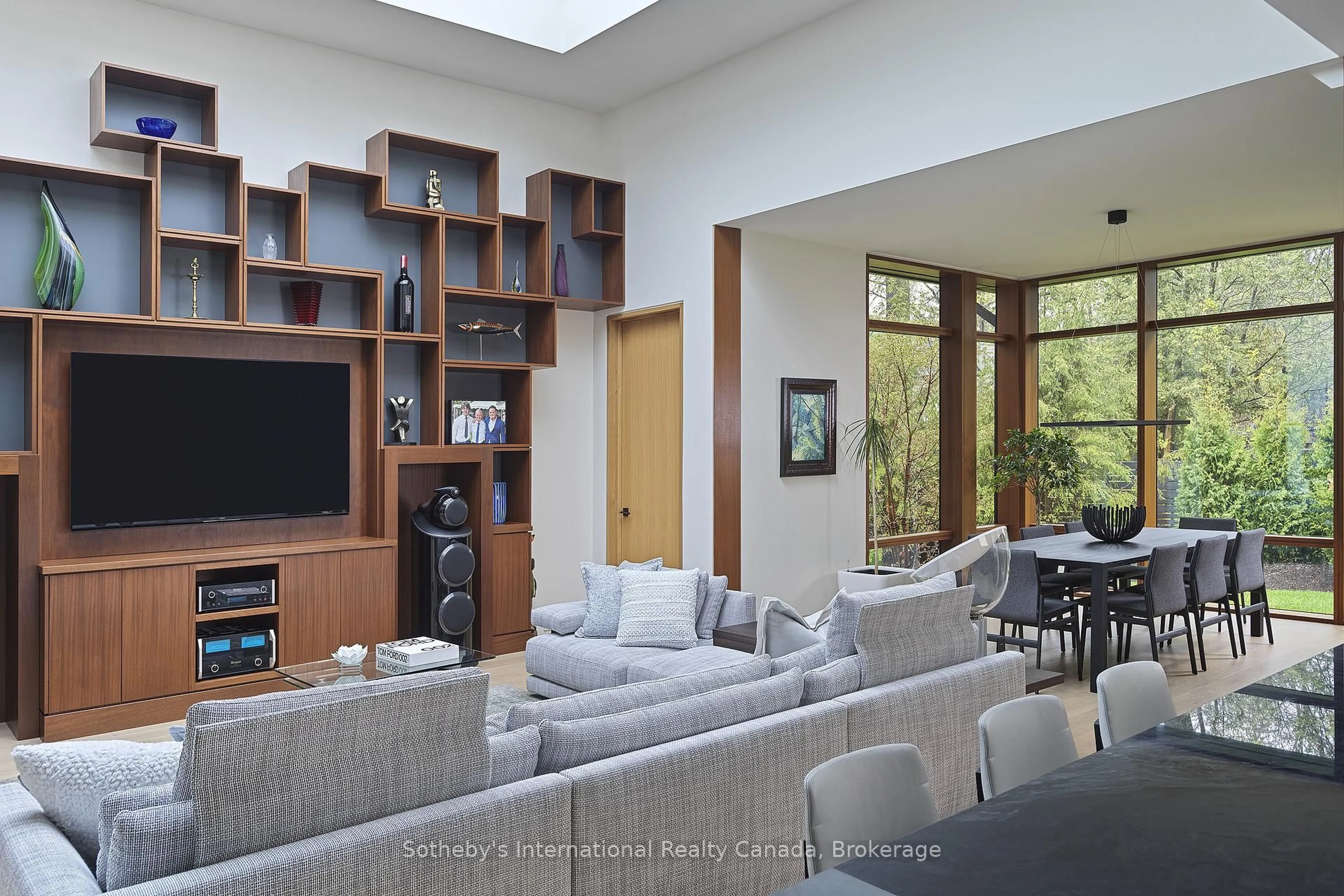 Living room with furniture, unknown for 116 Chartwell Rd, Oakville Ontario L6J 3Z6