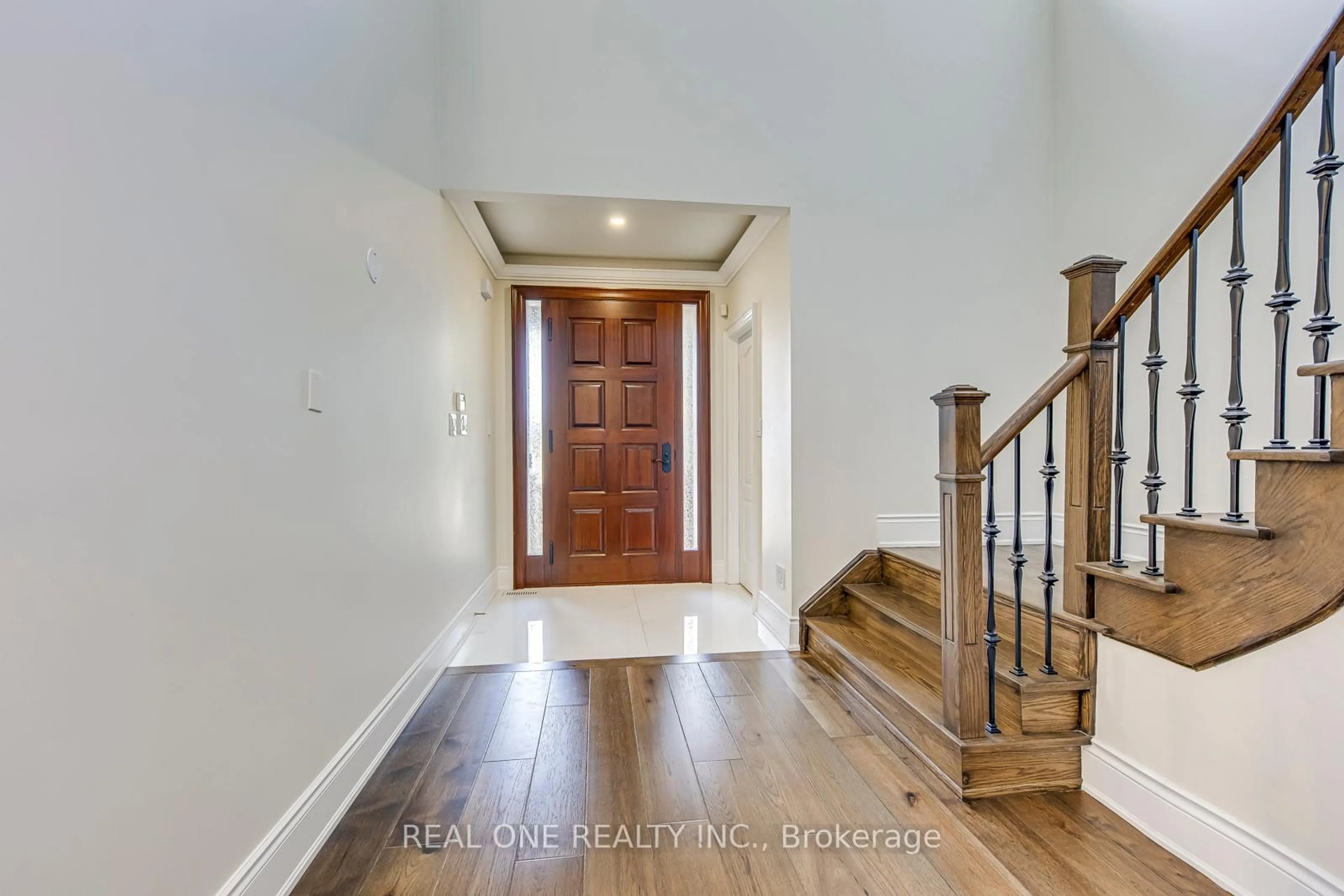 Indoor entryway for 2240 Pine Glen Rd, Oakville Ontario L6M 0G5