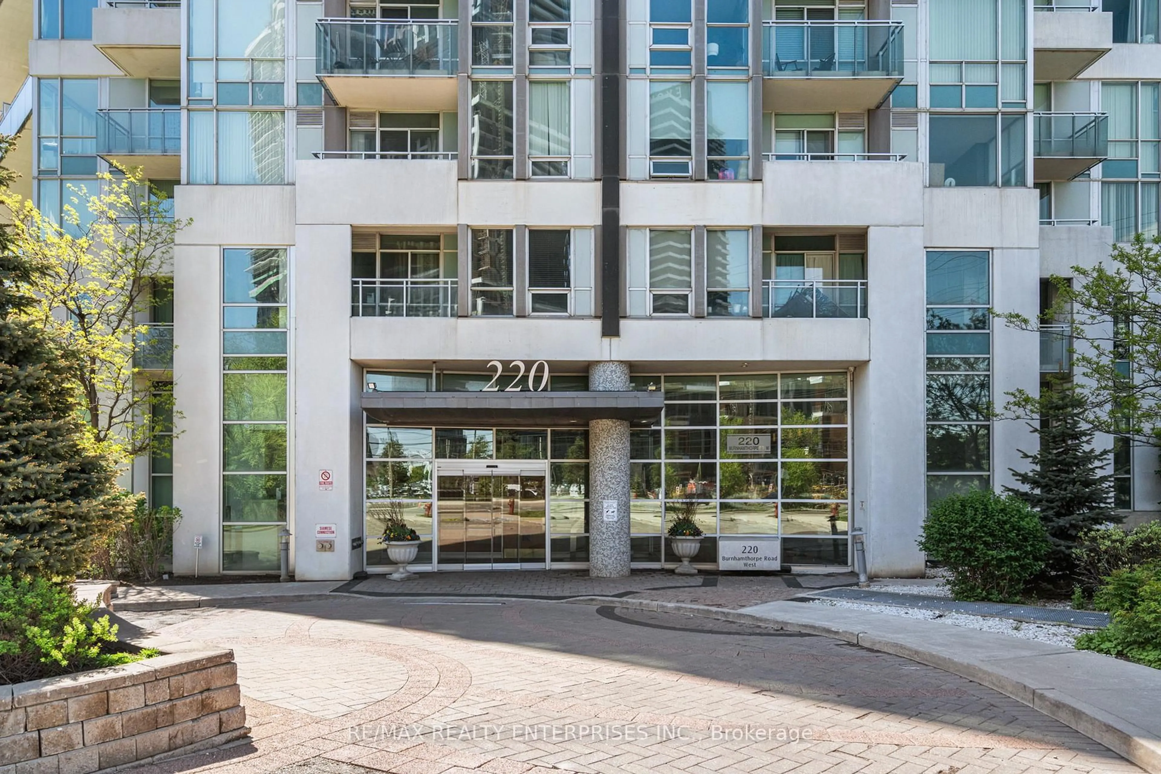 Indoor foyer for 220 Burnhamthorpe Rd #916, Mississauga Ontario L5B 4N4