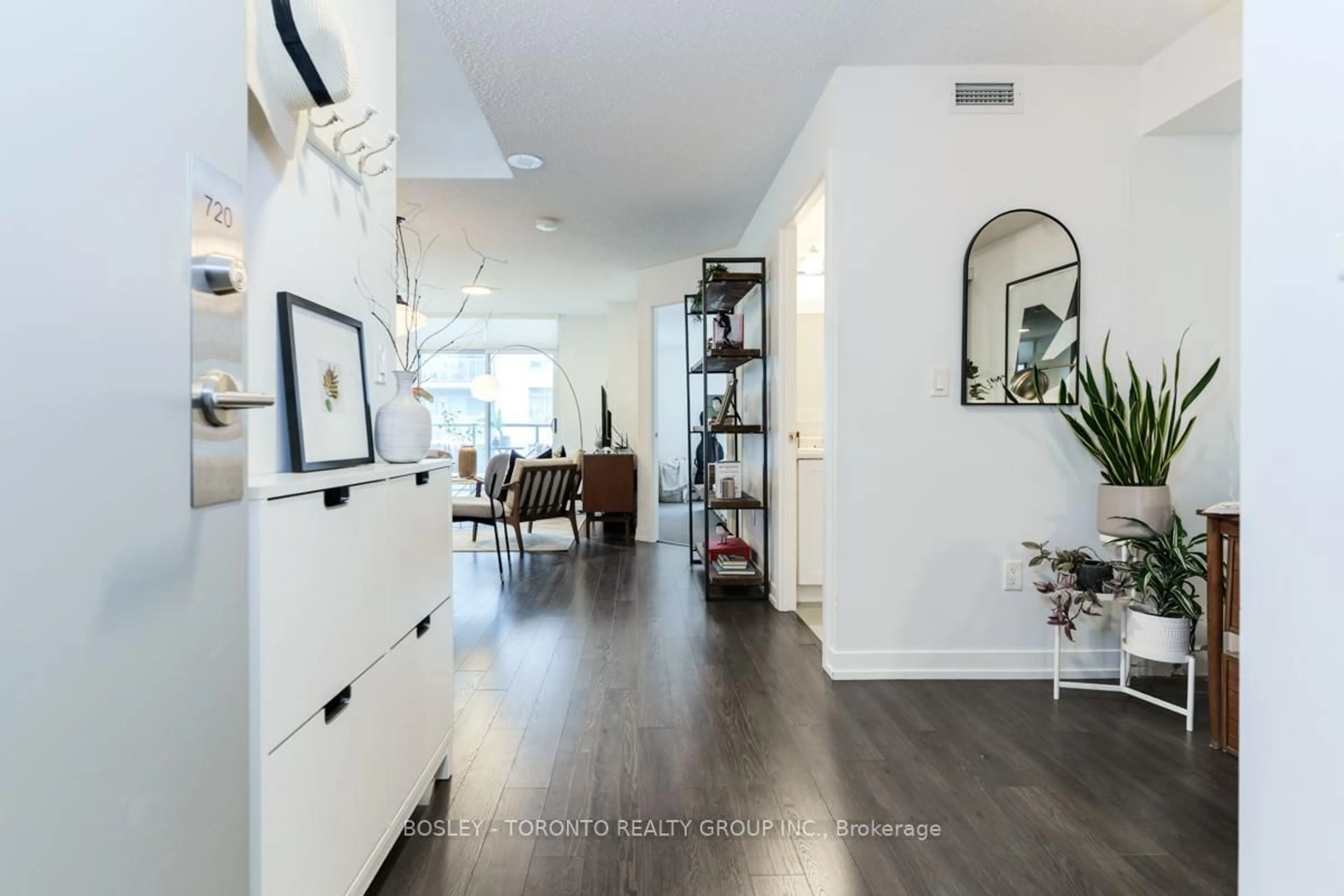 Indoor entryway for 812 Lansdowne Ave #720, Toronto Ontario M6H 4K5