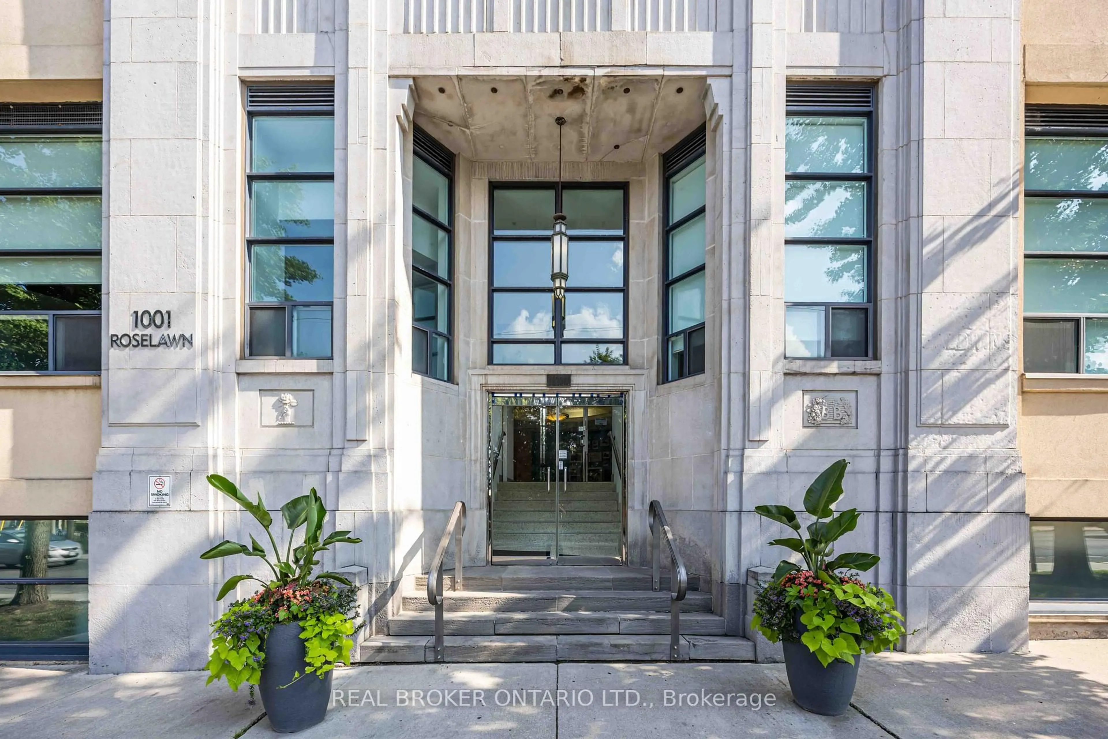 Indoor foyer for 1001 Roselawn Ave #211, Toronto Ontario M6B 4M4