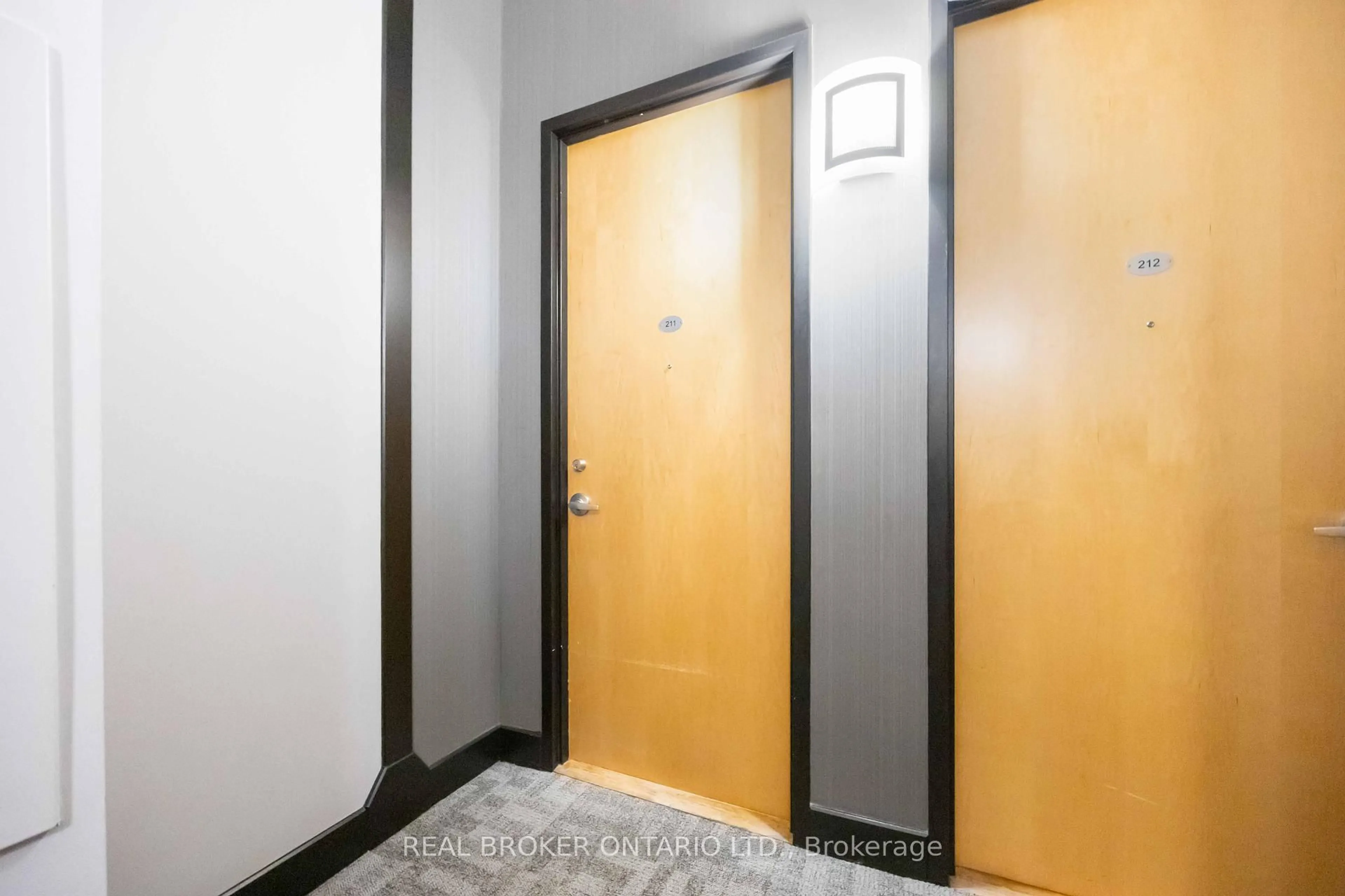 Indoor entryway for 1001 Roselawn Ave #211, Toronto Ontario M6B 4M4