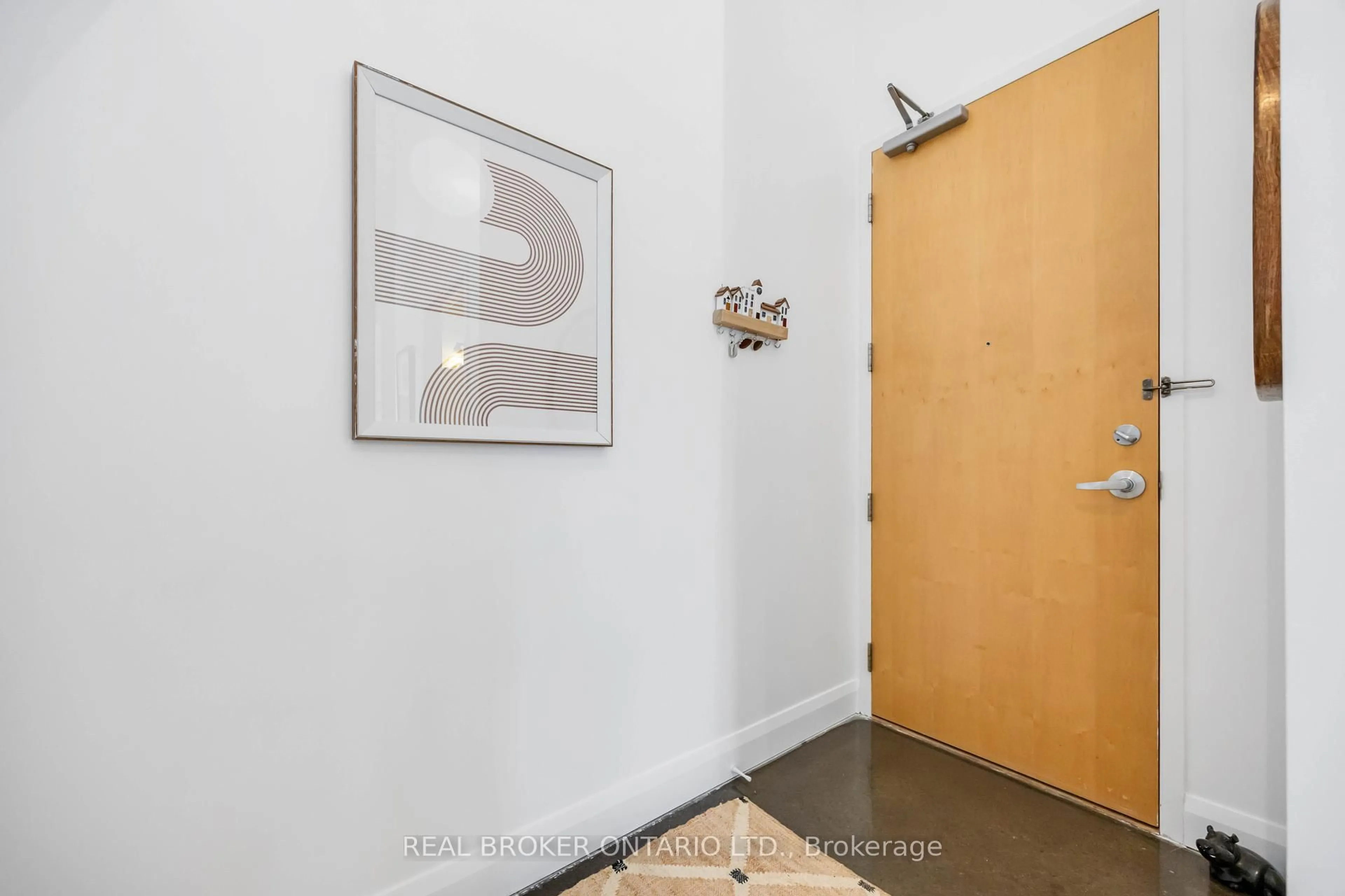 Indoor entryway for 1001 Roselawn Ave #211, Toronto Ontario M6B 4M4