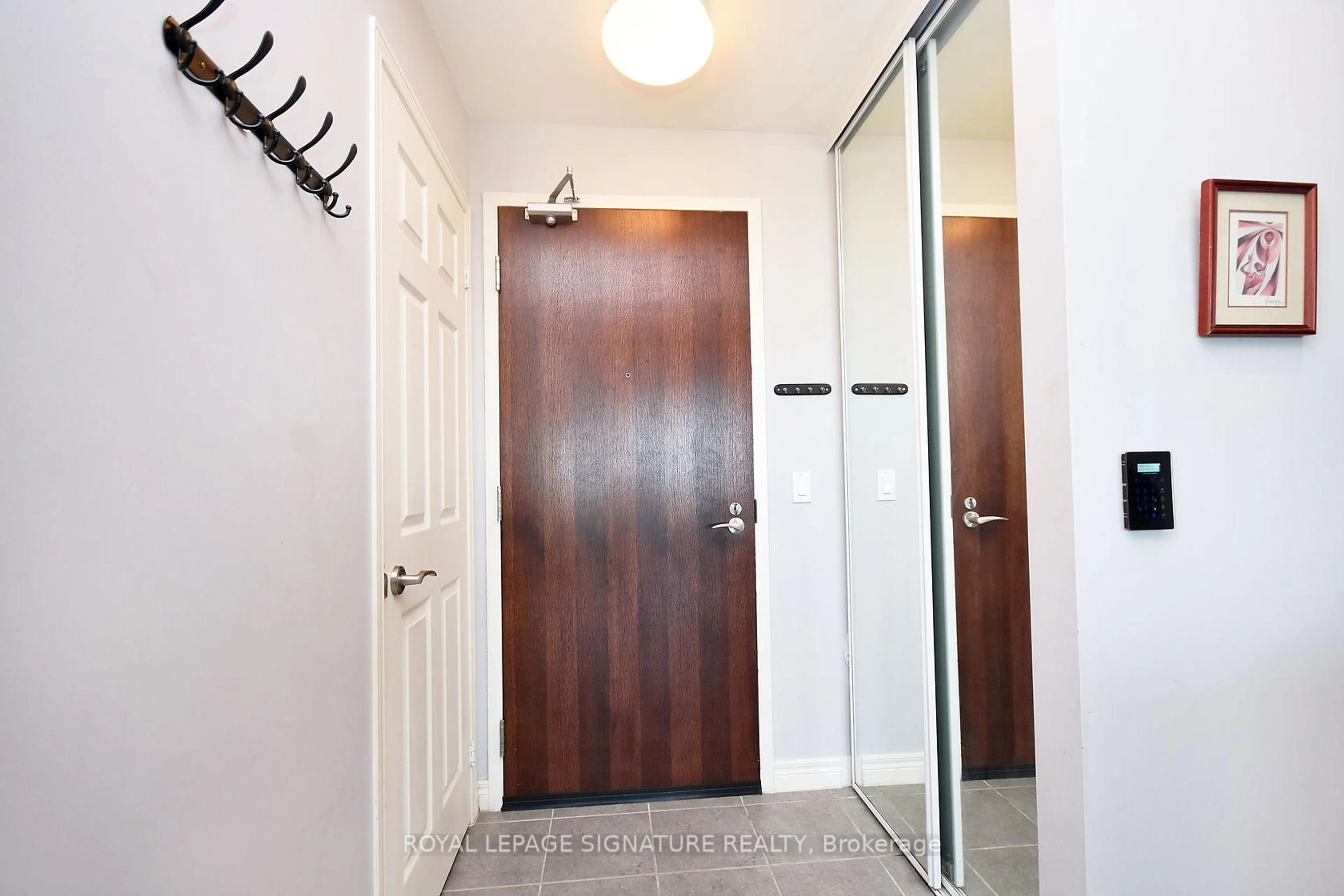 Indoor entryway for 339 Rathburn Rd #1809, Mississauga Ontario L5B 0K6