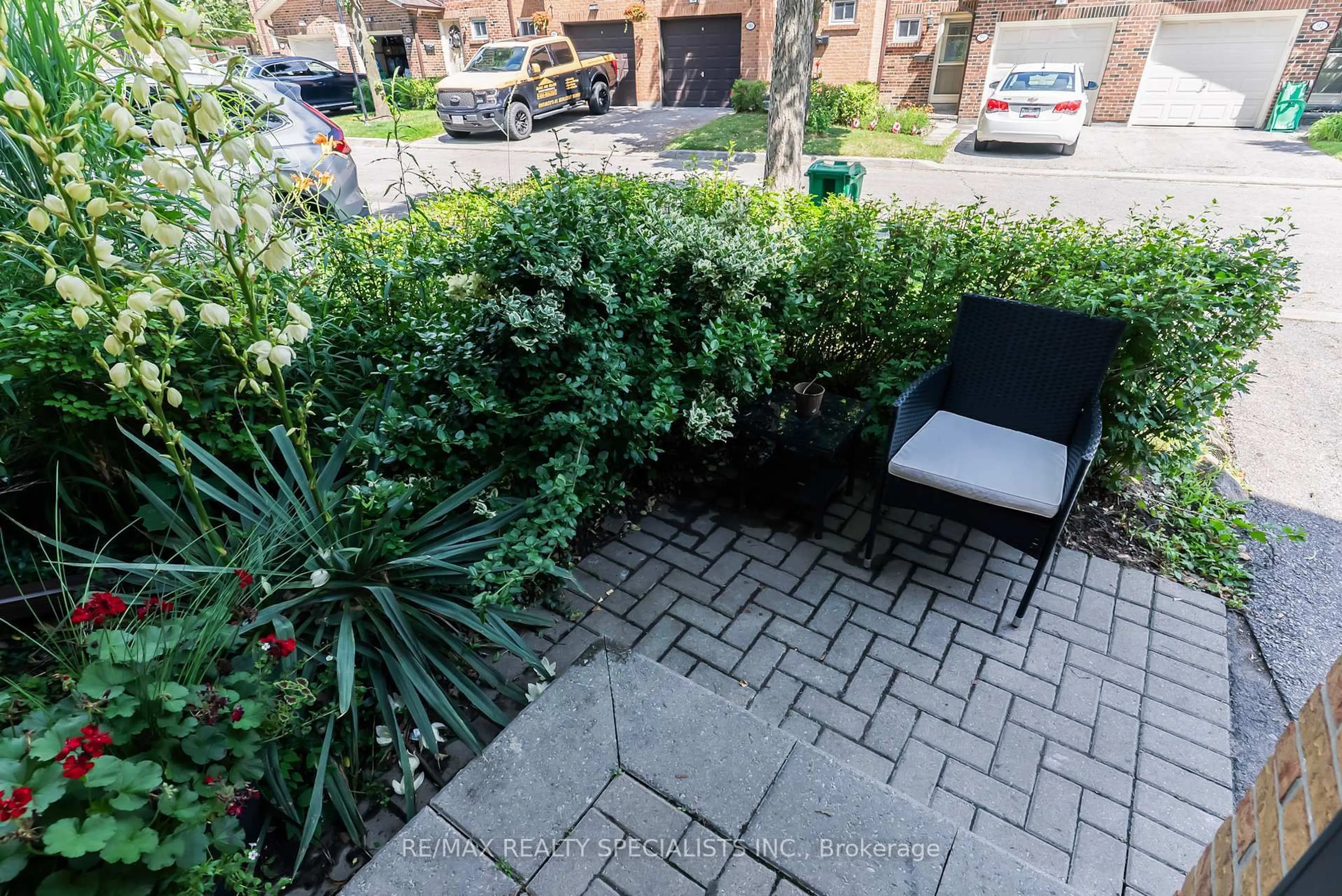 Patio, street for 2120 Rathburn Rd #102, Mississauga Ontario L4W 2S8