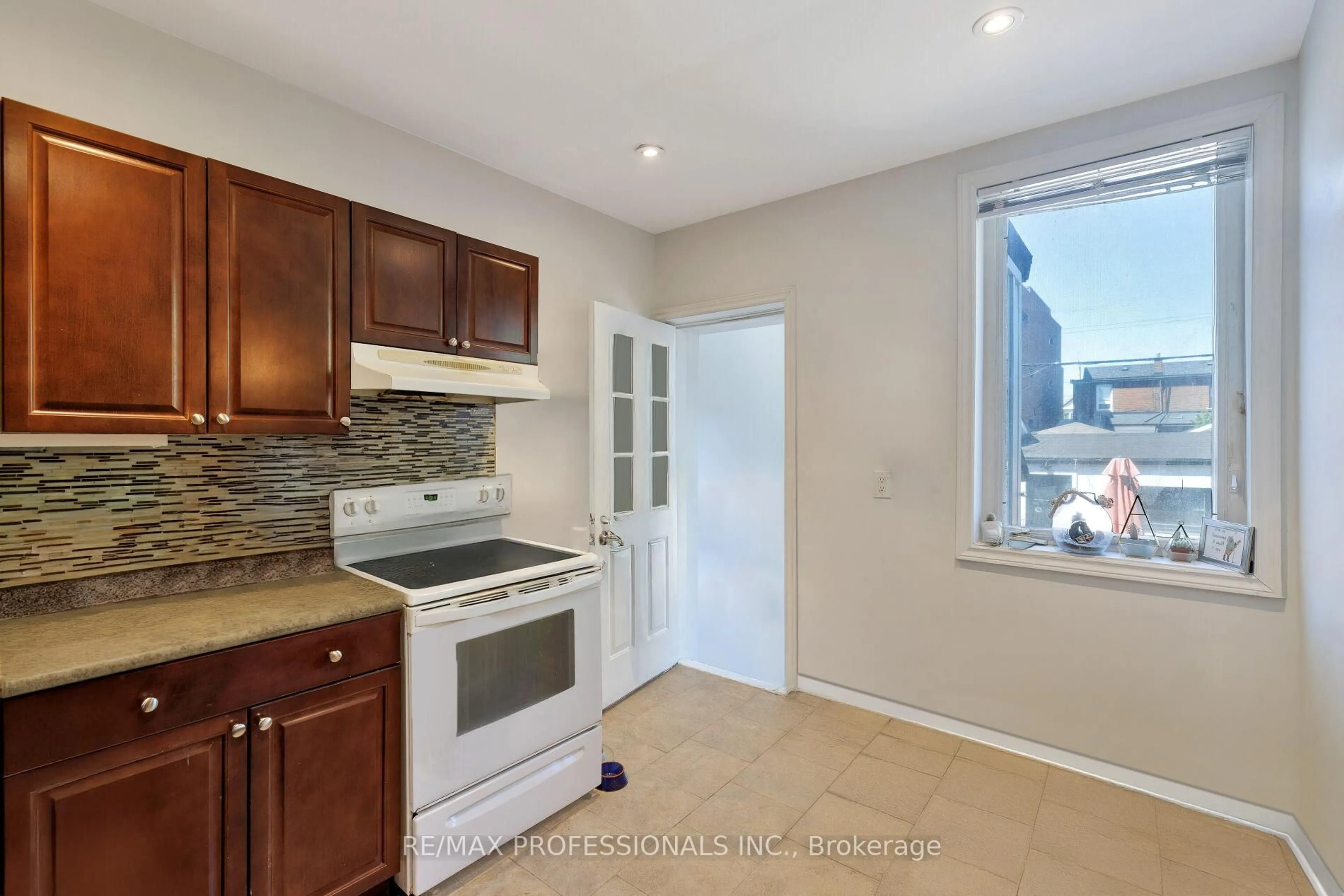 Standard kitchen, unknown for 176 Symington Ave, Toronto Ontario M6P 3W6