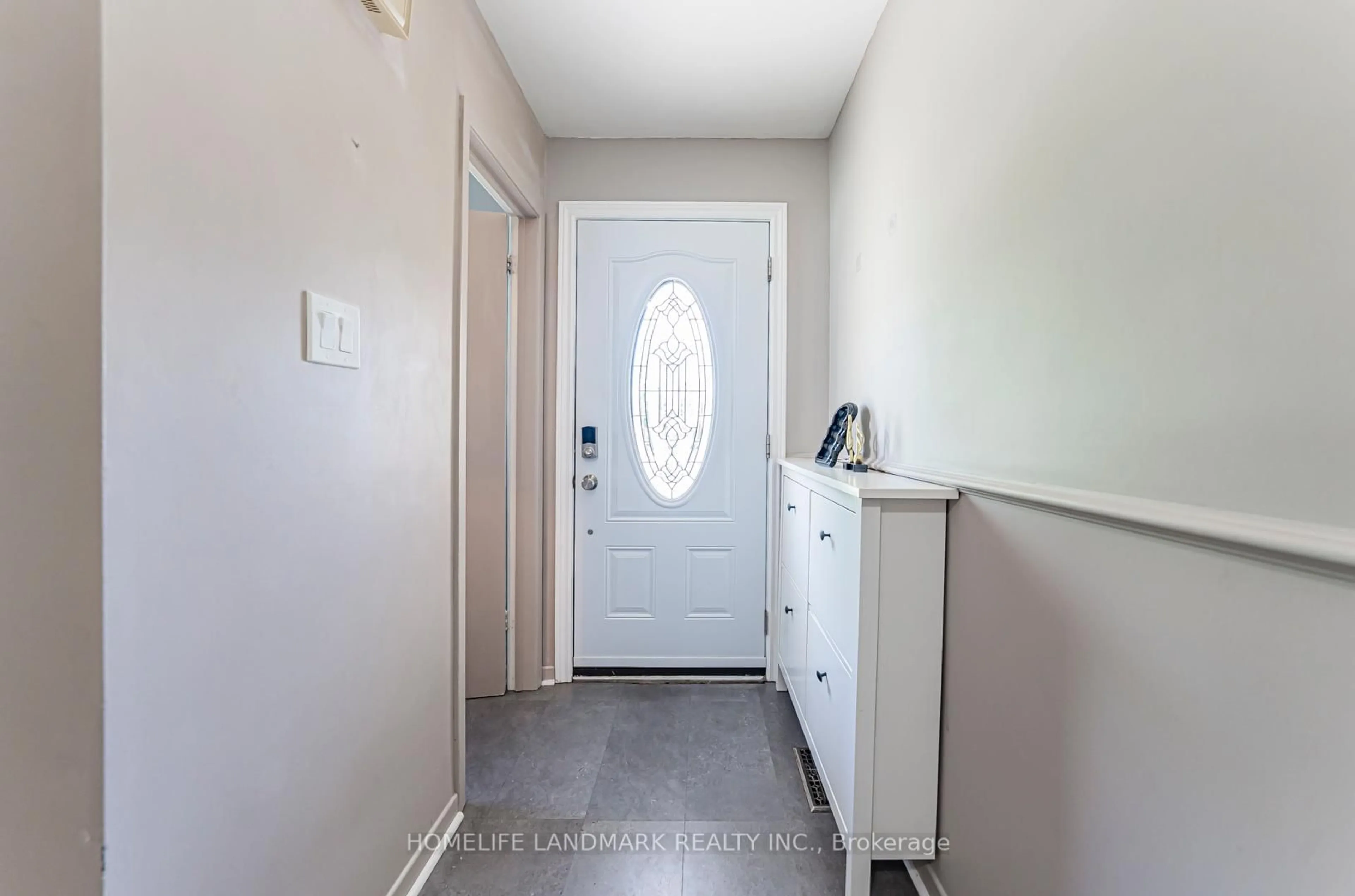 Indoor entryway for 2581 Windjammer Rd, Mississauga Ontario L5L 1H7