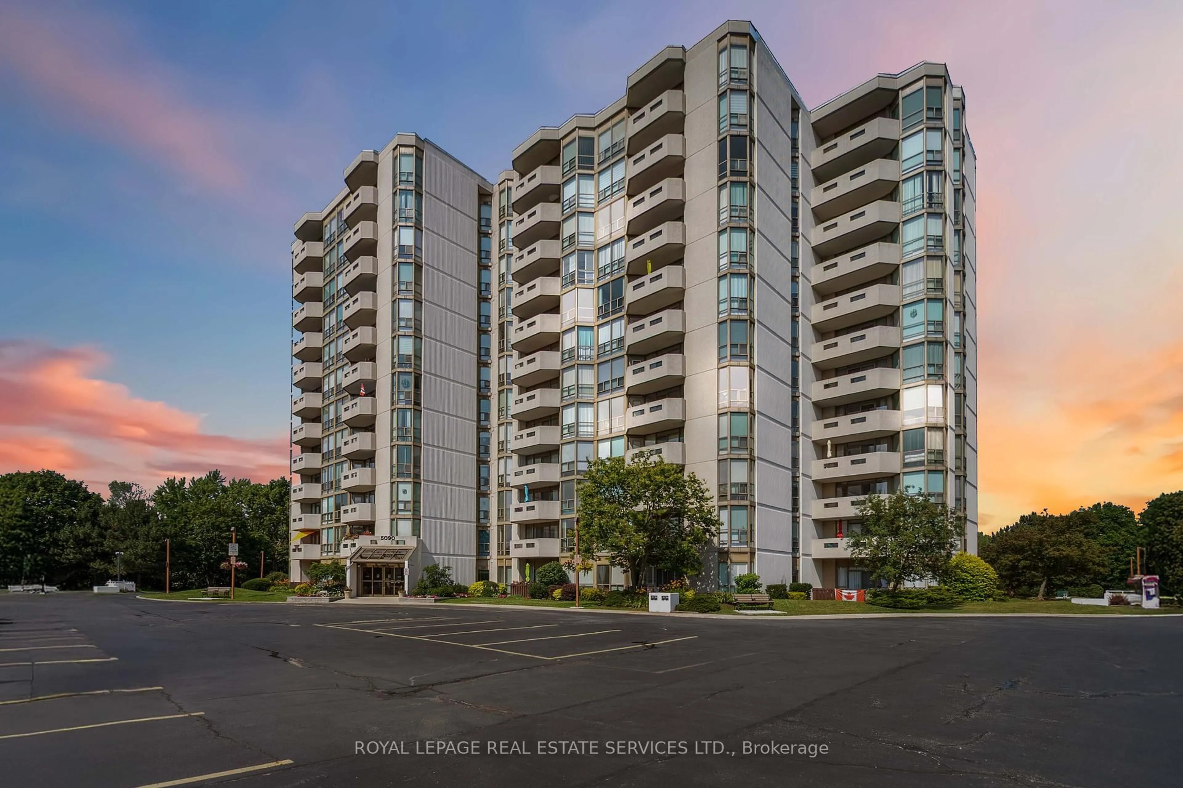 A pic from outside/outdoor area/front of a property/back of a property/a pic from drone, unknown for 5090 Pinedale Ave #504, Burlington Ontario L7L 5V8