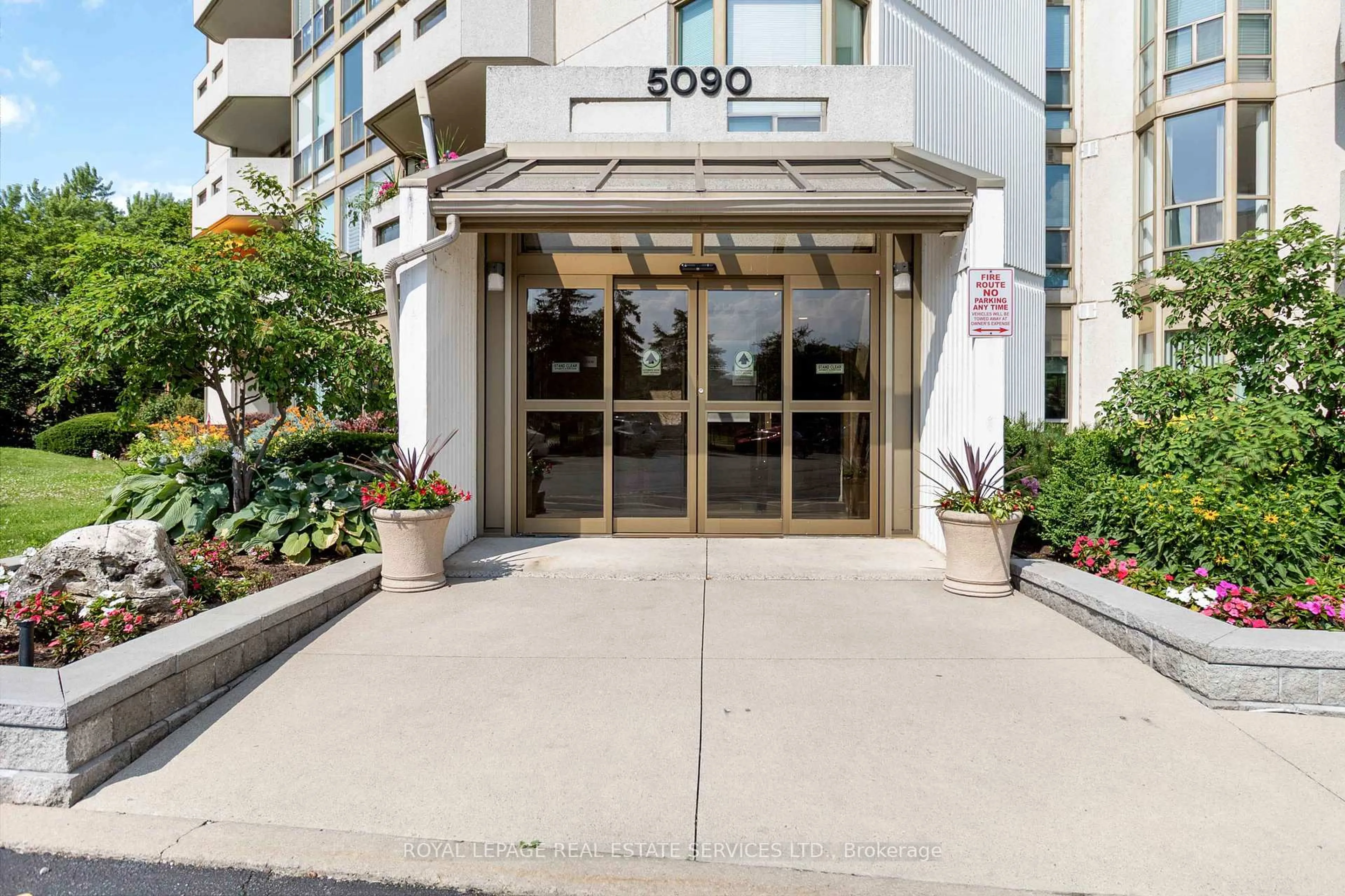 Indoor foyer for 5090 Pinedale Ave #504, Burlington Ontario L7L 5V8