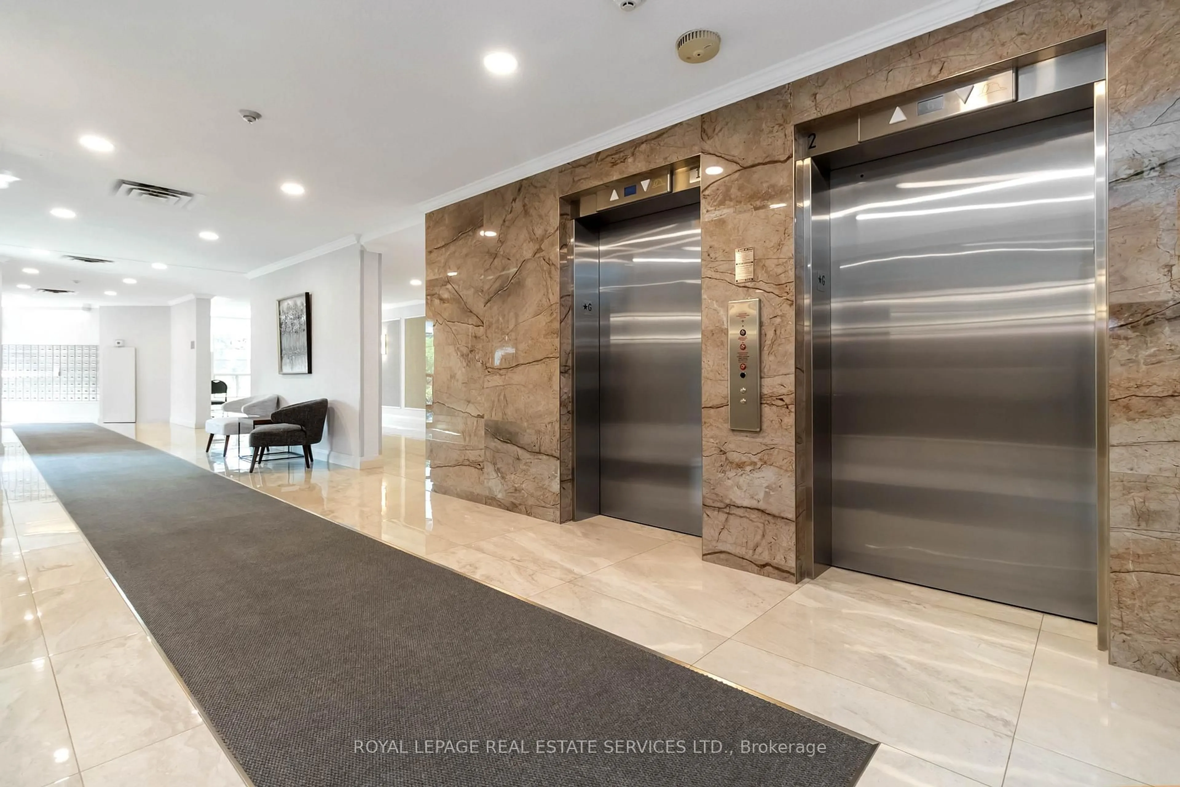 Indoor foyer for 5090 Pinedale Ave #504, Burlington Ontario L7L 5V8