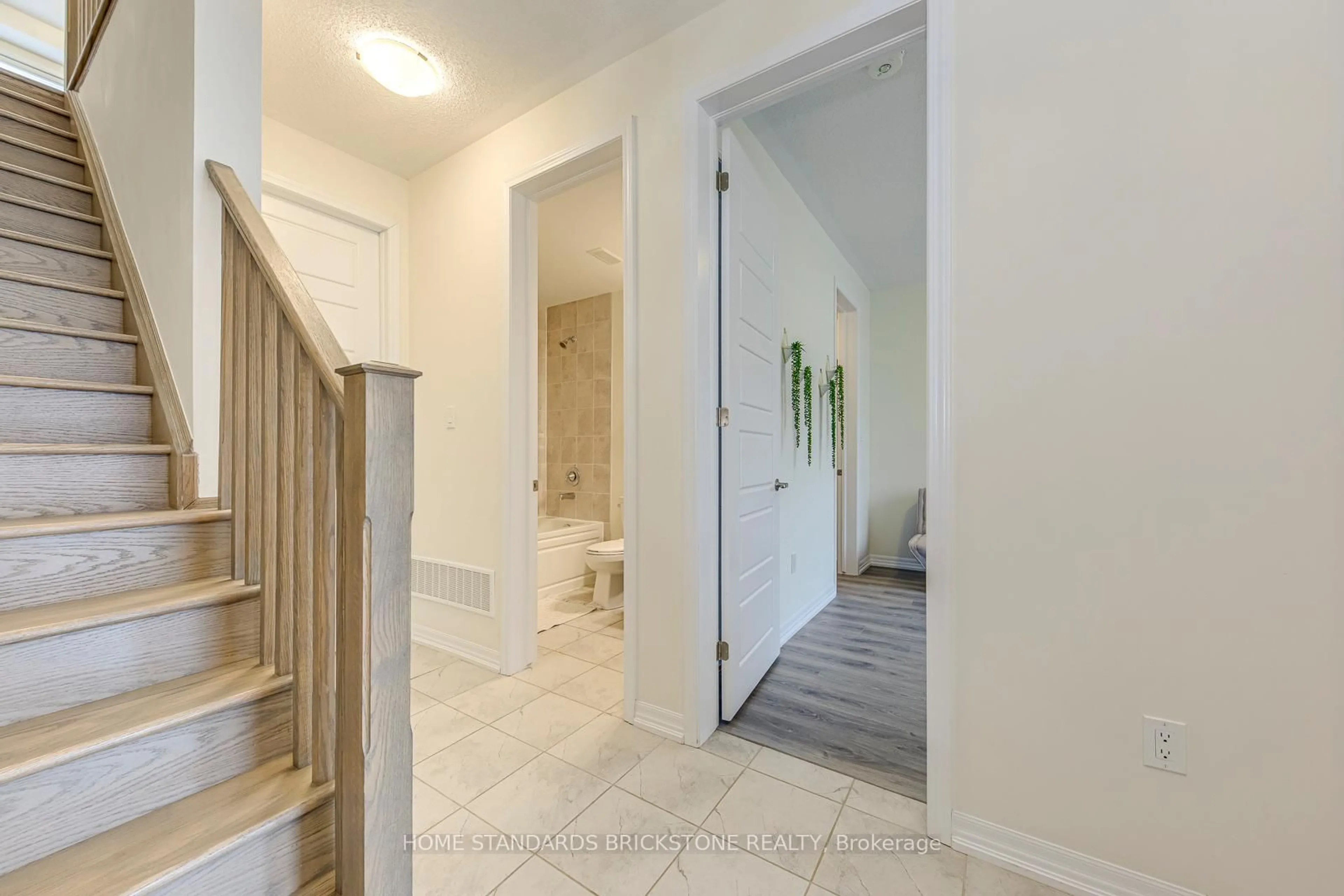 Indoor entryway for 230 Harold Dent Tr, Oakville Ontario L6M 1S2