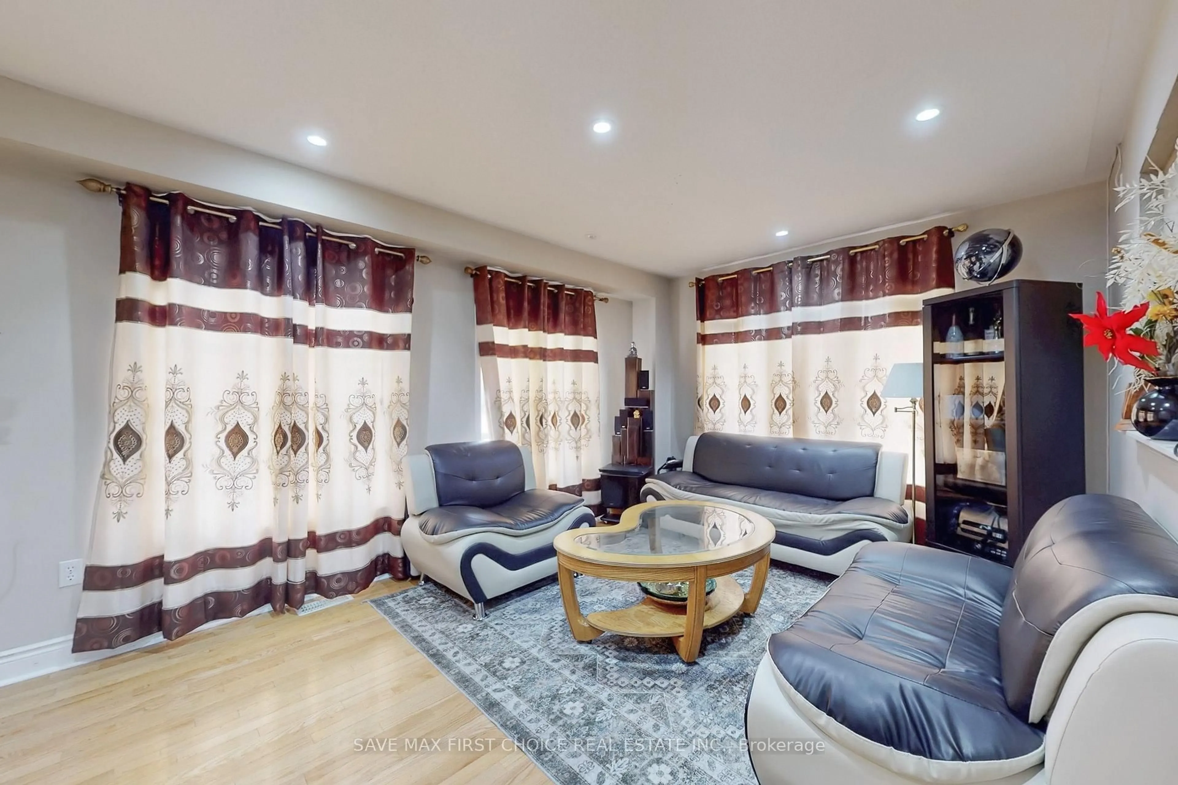 Living room with furniture, unknown for 4 Sunnyview Rd, Brampton Ontario L7A 3E3