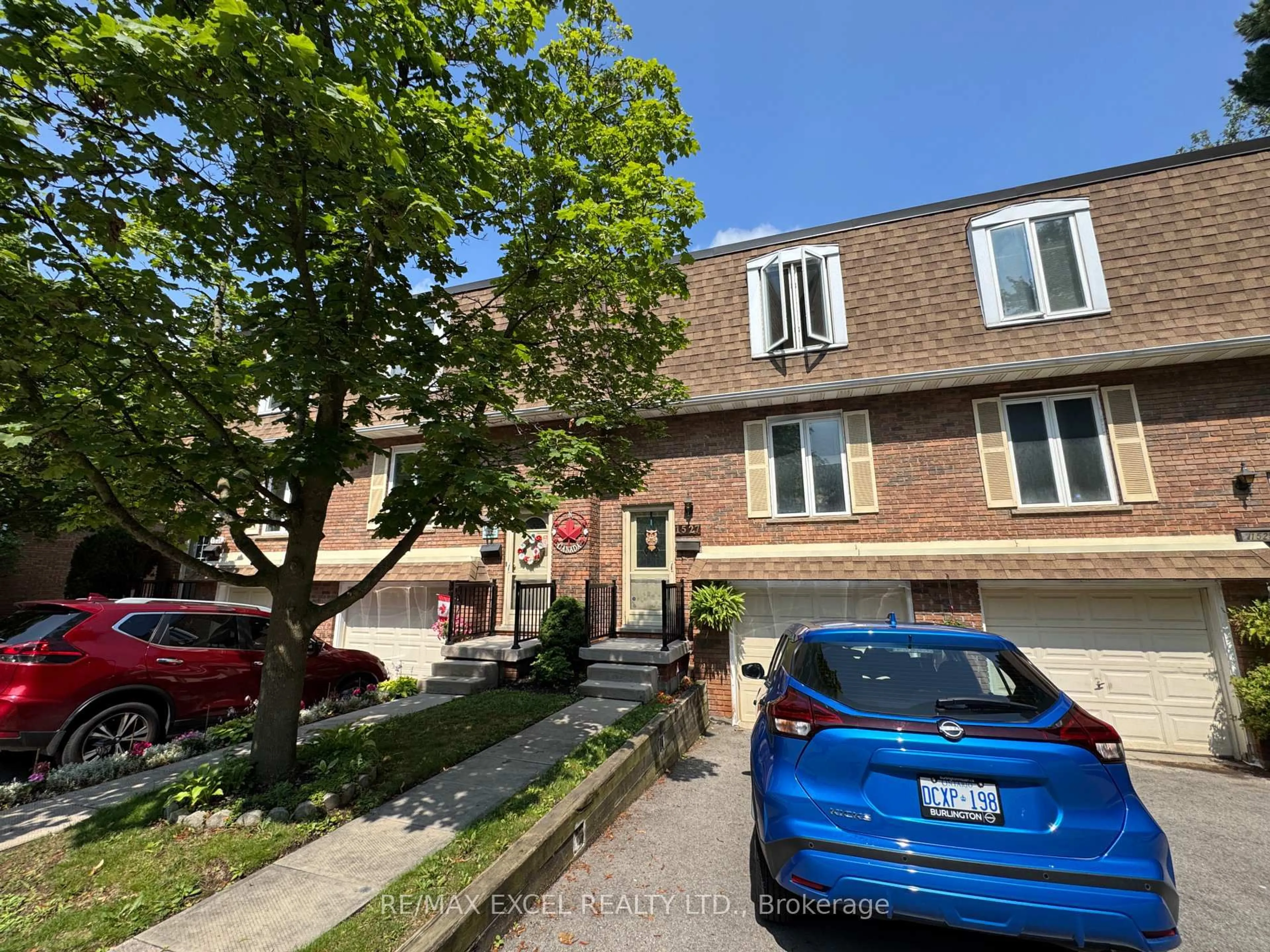 A pic from outside/outdoor area/front of a property/back of a property/a pic from drone, street for 1527 Westminster Pl, Burlington Ontario L7P 2B4