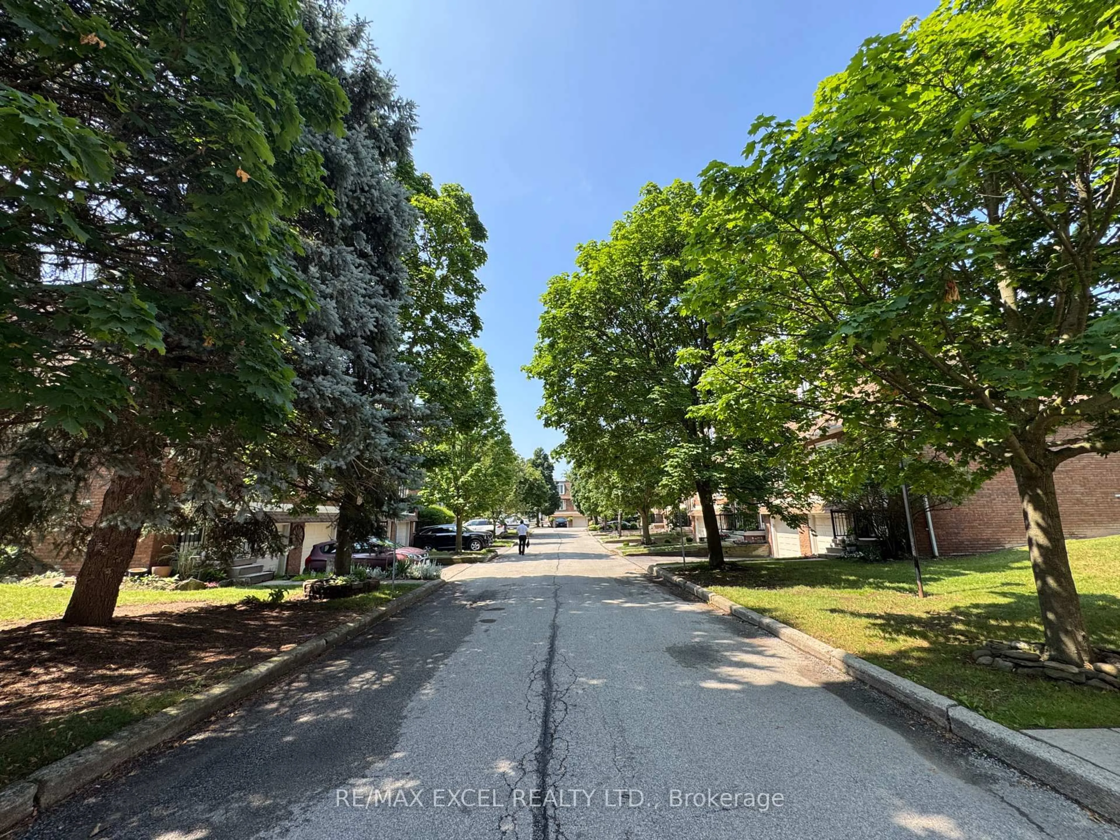 A pic from outside/outdoor area/front of a property/back of a property/a pic from drone, street for 1527 Westminster Pl, Burlington Ontario L7P 2B4