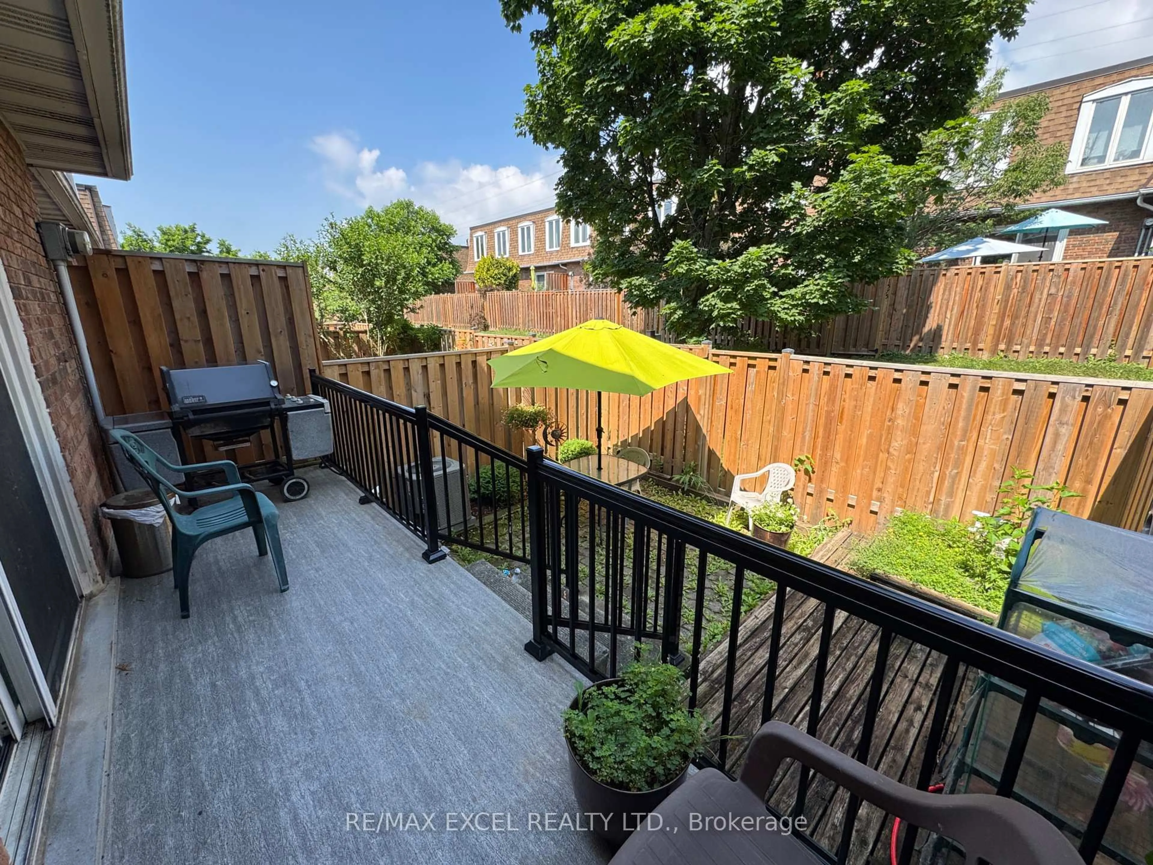 A pic from outside/outdoor area/front of a property/back of a property/a pic from drone, unknown for 1527 Westminster Pl, Burlington Ontario L7P 2B4