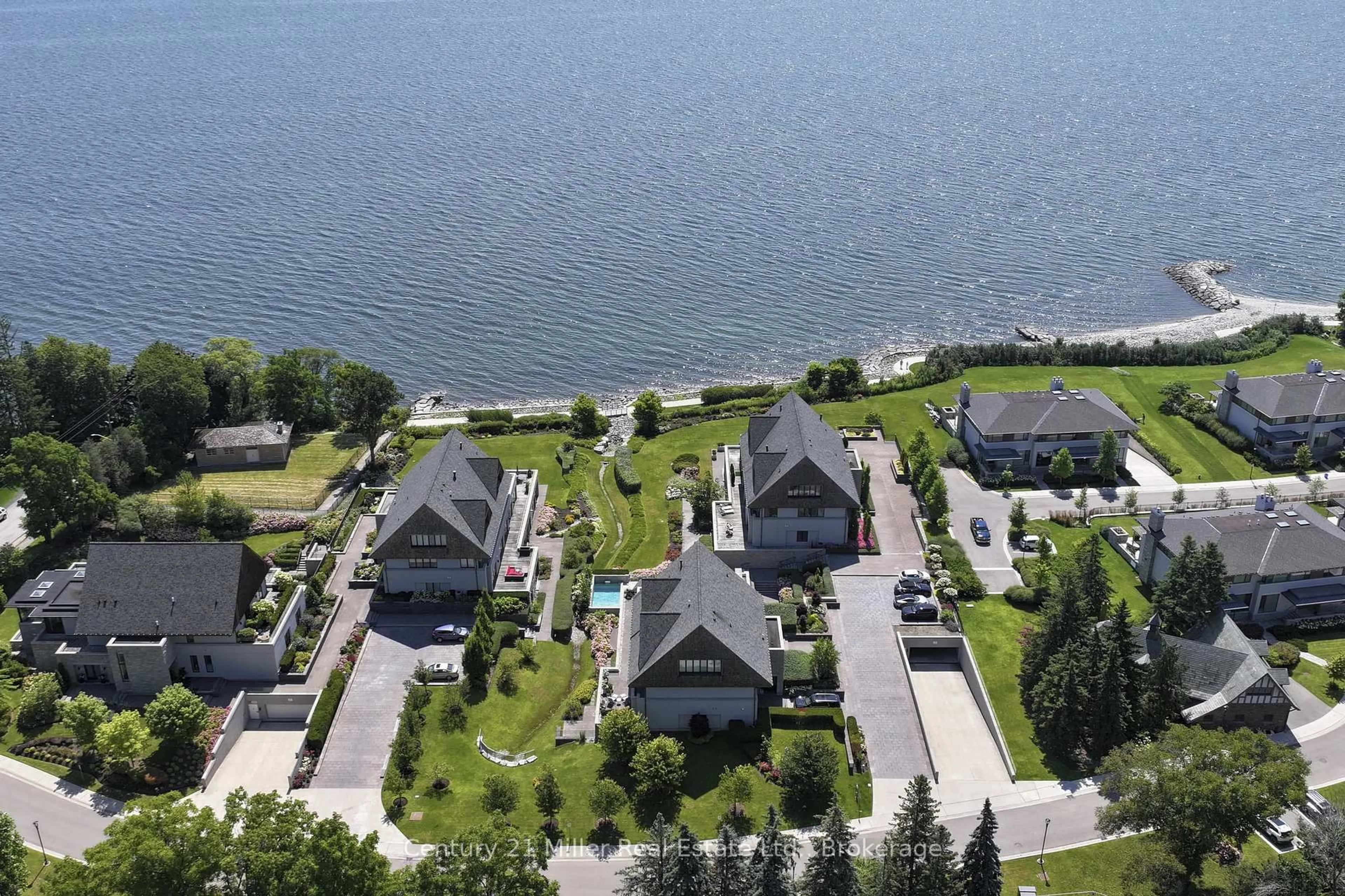 A pic from outside/outdoor area/front of a property/back of a property/a pic from drone, water/lake/river/ocean view for 10 Maple Grove Dr #26, Oakville Ontario L6J 0E1