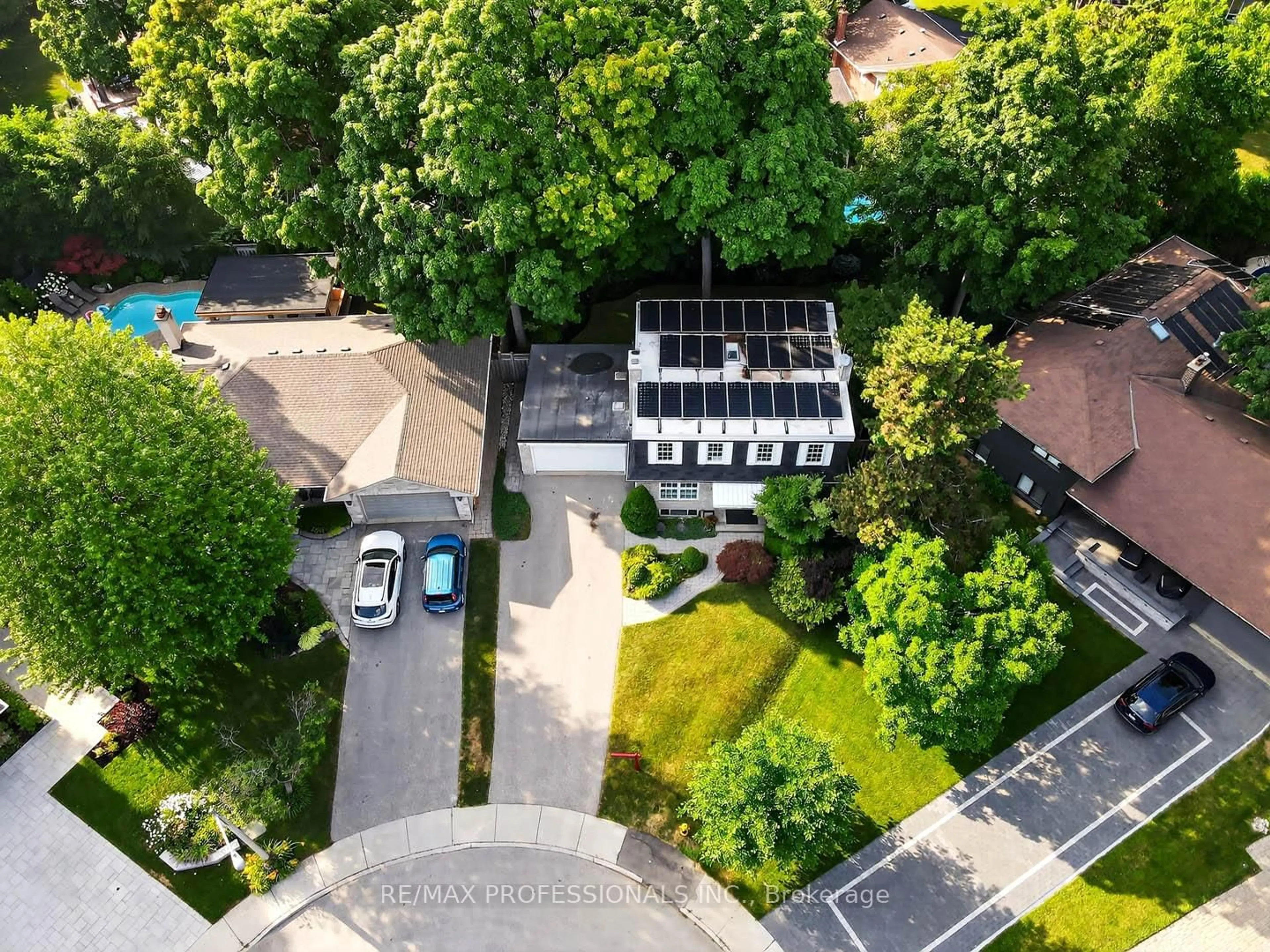 A pic from outside/outdoor area/front of a property/back of a property/a pic from drone, street for 14 Cosway Crt, Toronto Ontario M9C 2G3