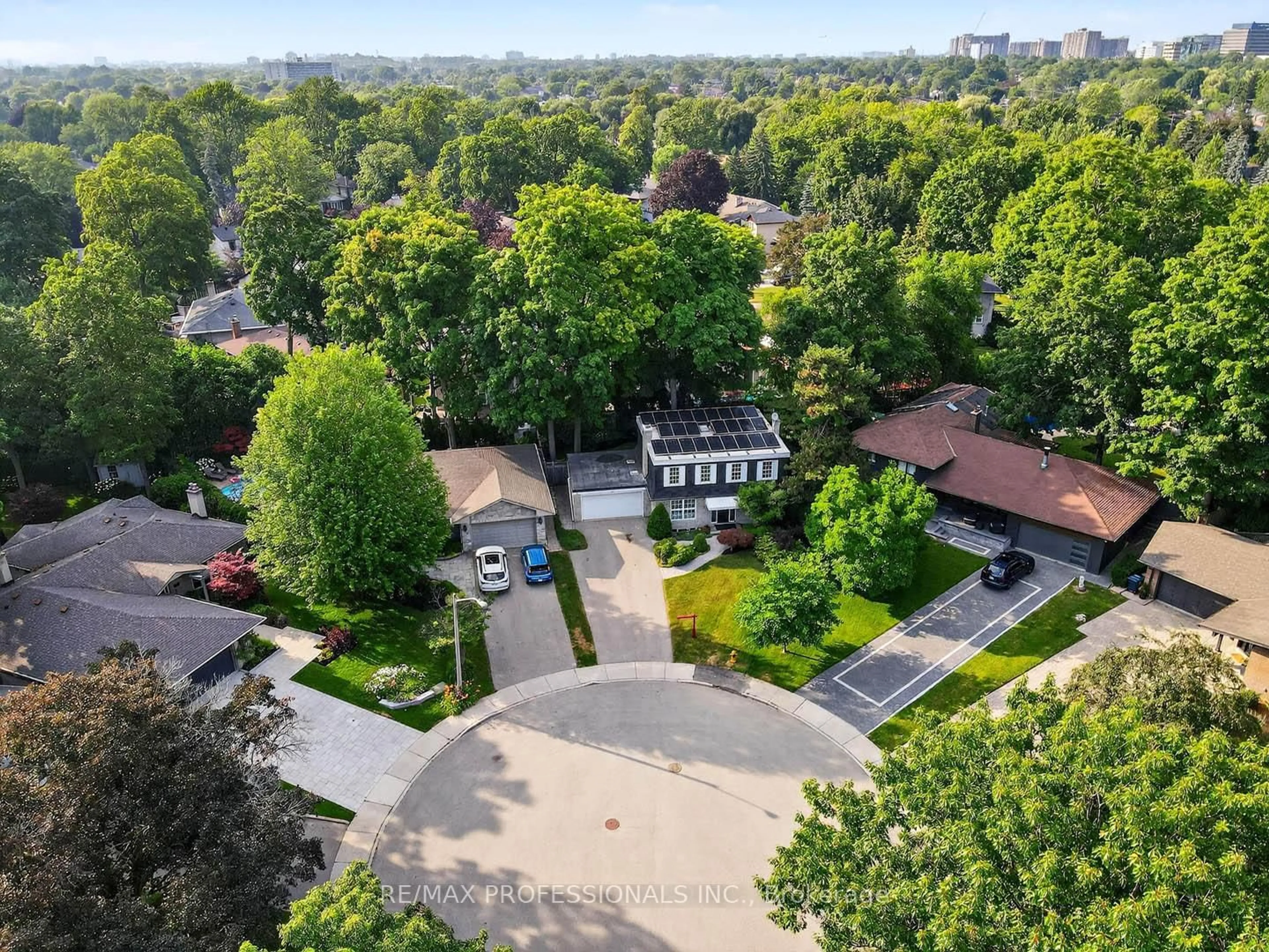 A pic from outside/outdoor area/front of a property/back of a property/a pic from drone, street for 14 Cosway Crt, Toronto Ontario M9C 2G3