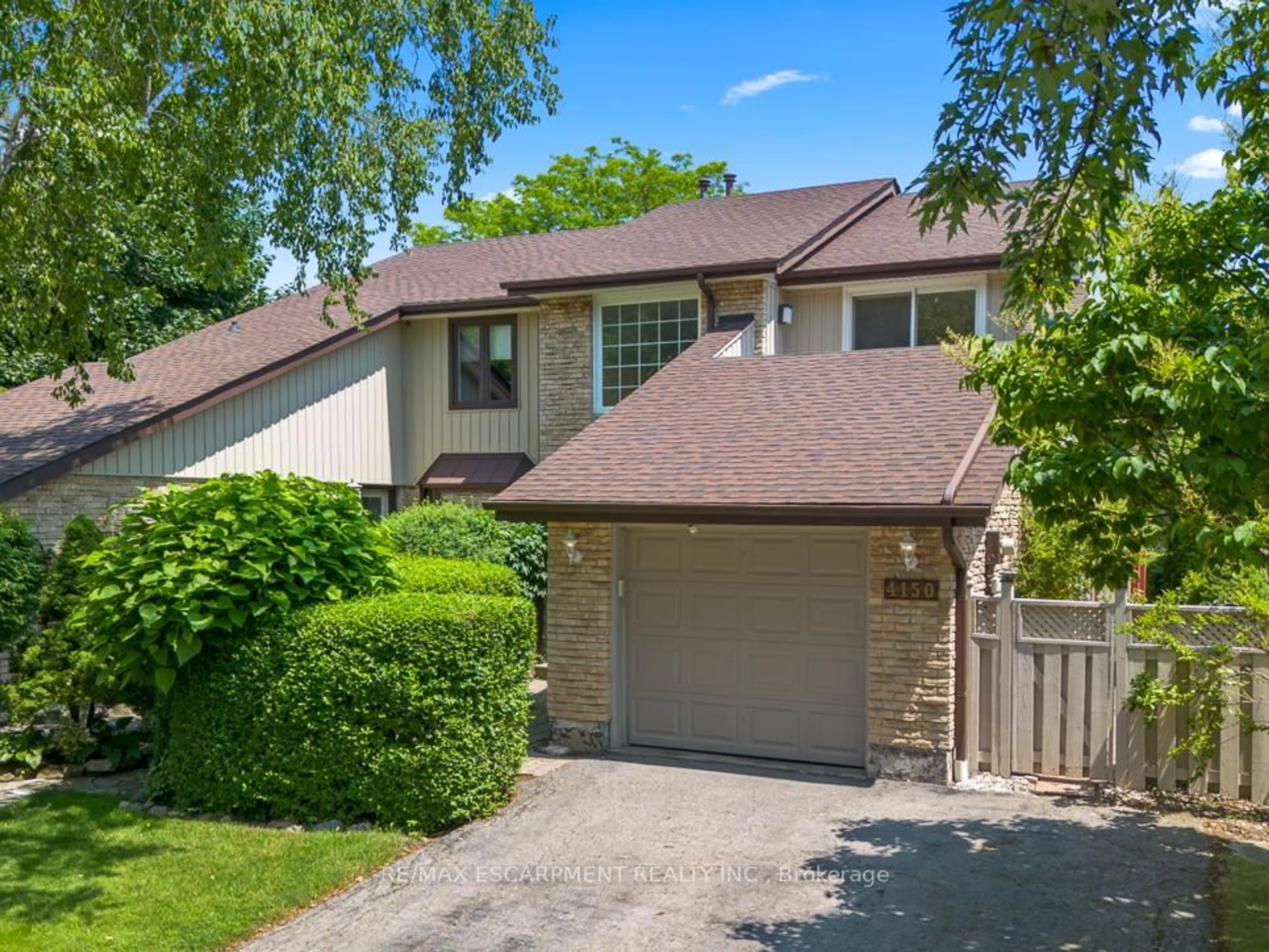A pic from outside/outdoor area/front of a property/back of a property/a pic from drone, street for 4150 Jefton Cres, Mississauga Ontario L5L 1Z3