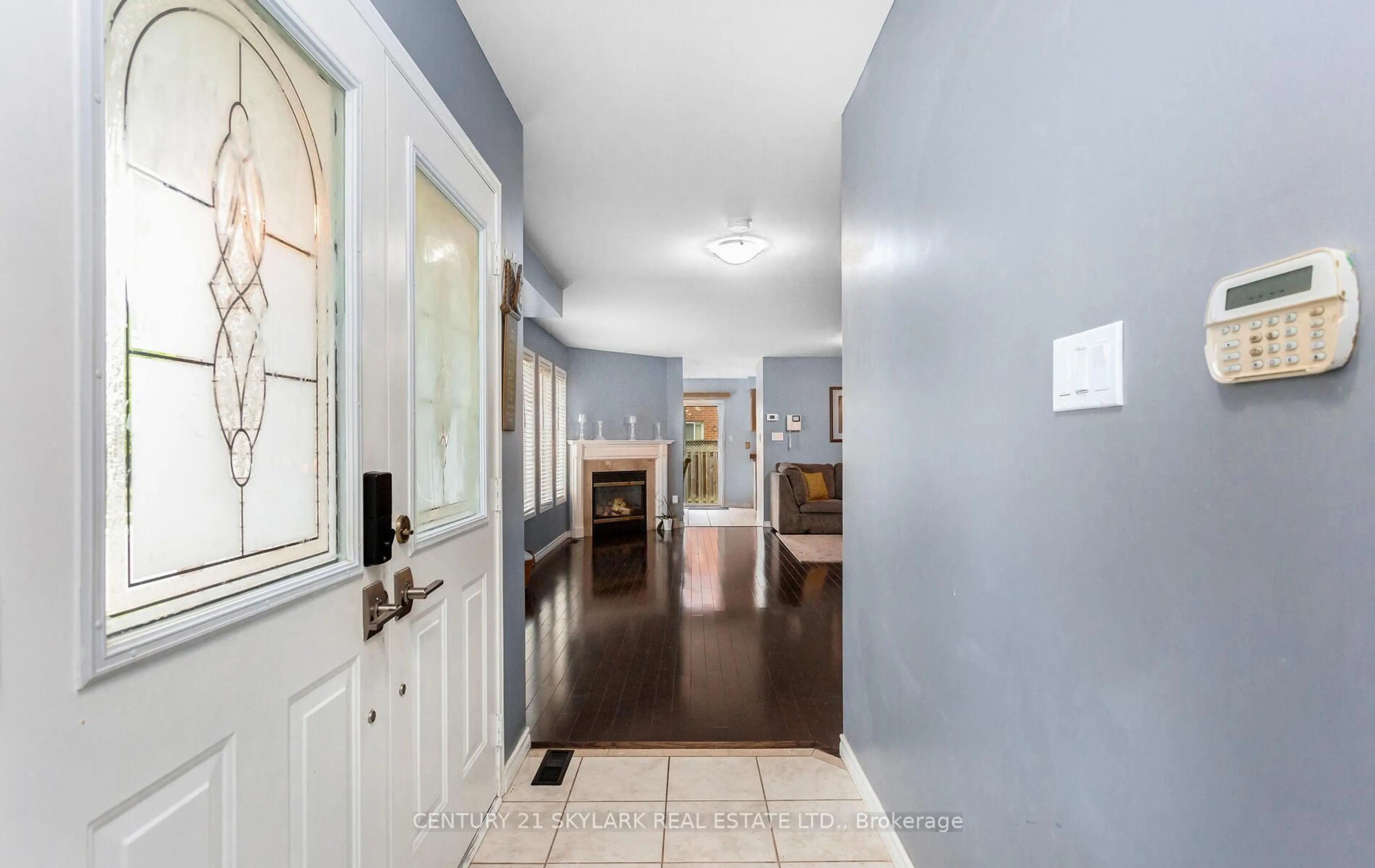 Indoor entryway for 39 Baha Cres, Brampton Ontario L7A 2J3