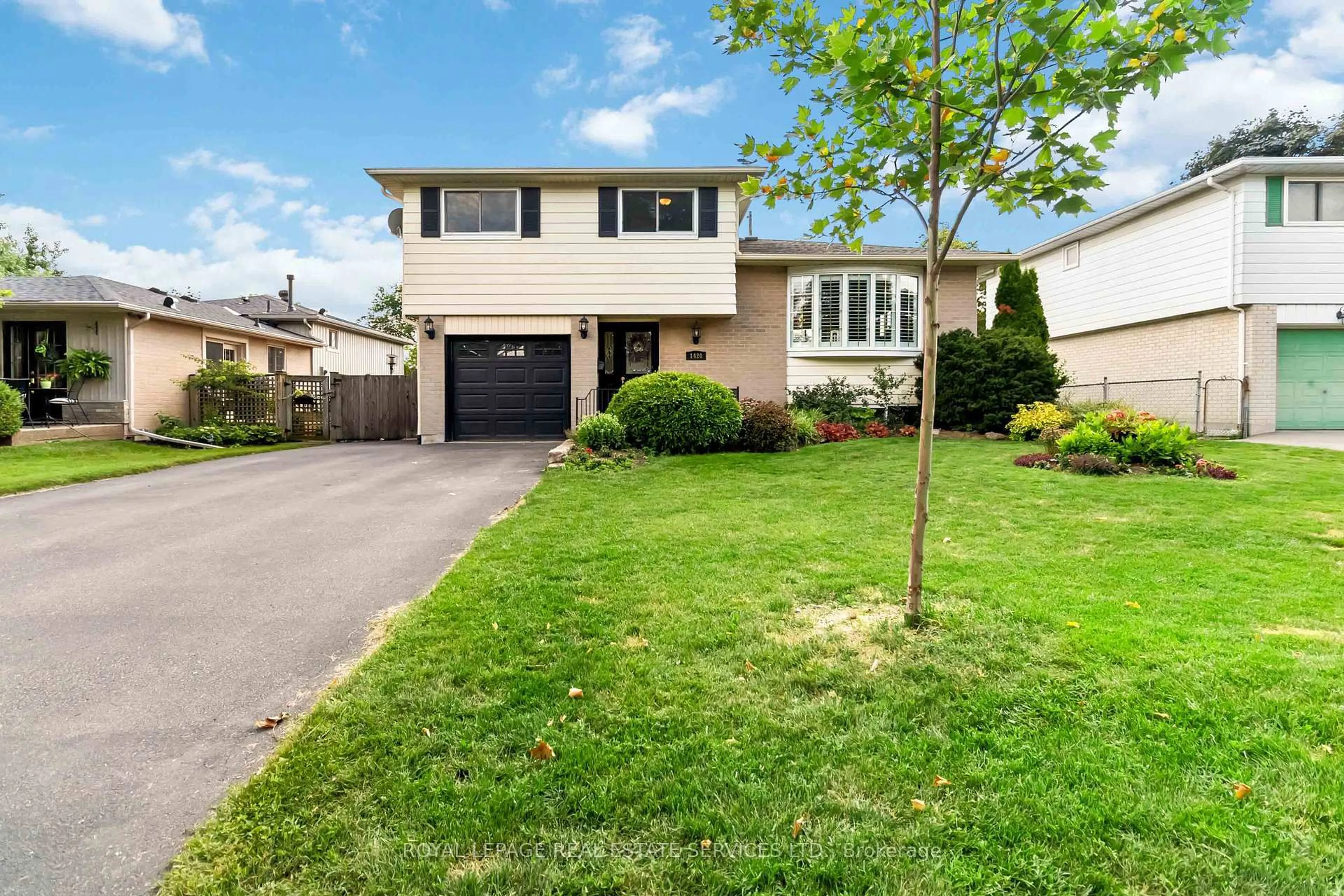 Home with vinyl exterior material, street for 1420 Thornton Rd, Burlington Ontario L7M 1N5